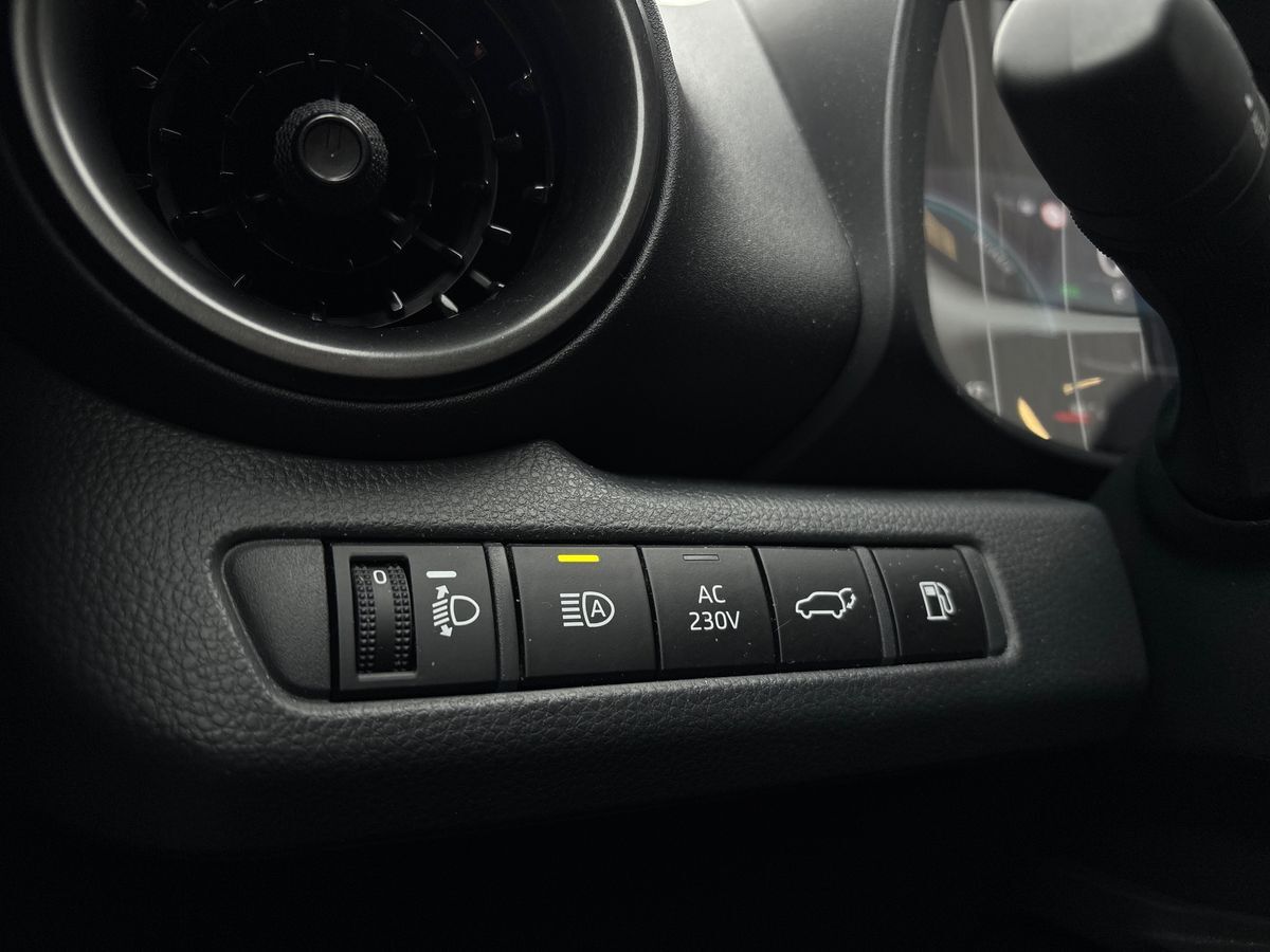 Billede af Toyota C-HR 2,0 Plugin-hybrid Style Smart Bi-tone E-CVT 223HK 5d Trinl. Gear