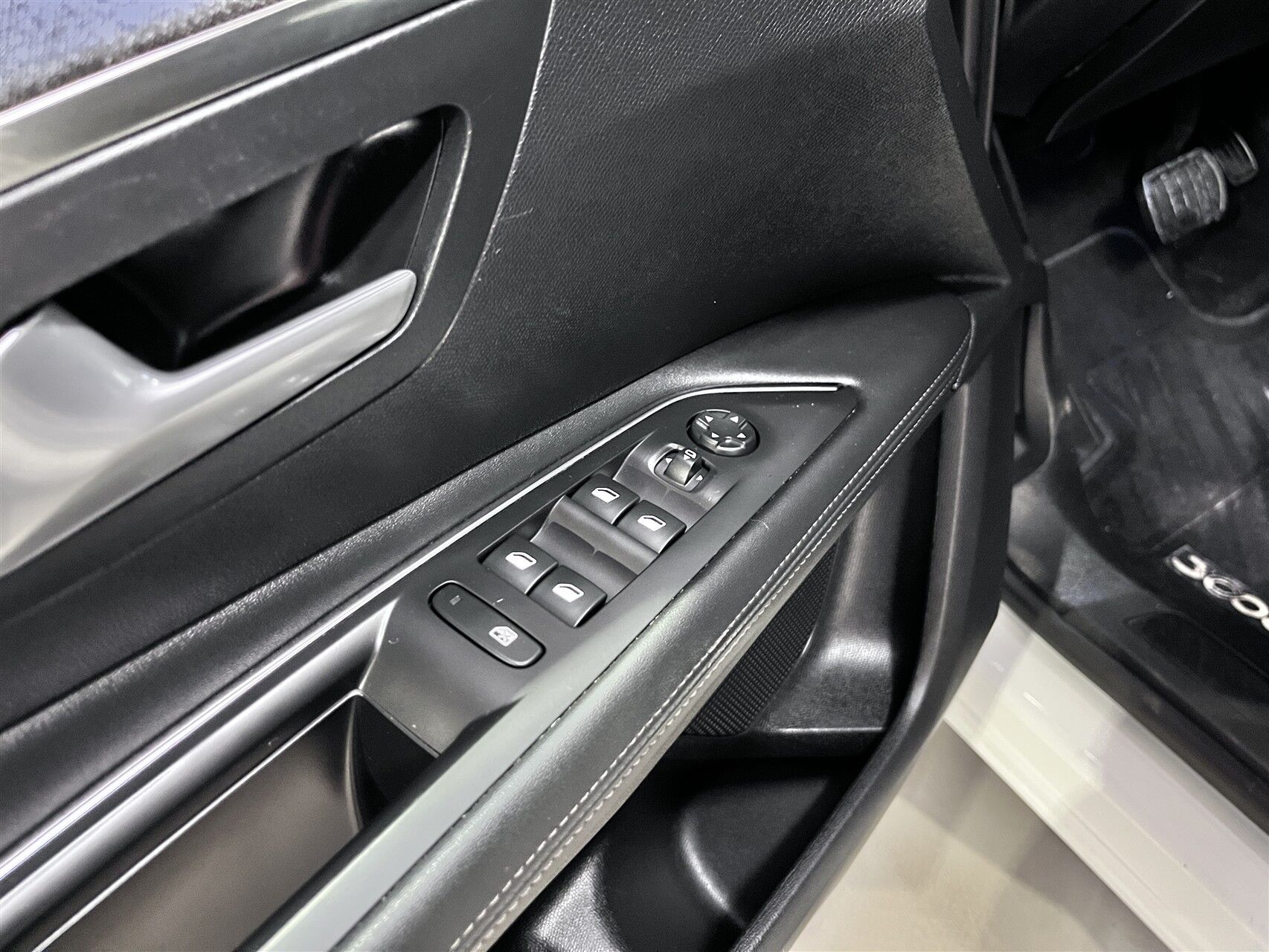 Billede af Peugeot 3008 1,6 PureTech  Plugin-hybrid Allure LTD EAT8 225HK 5d 8g Aut.