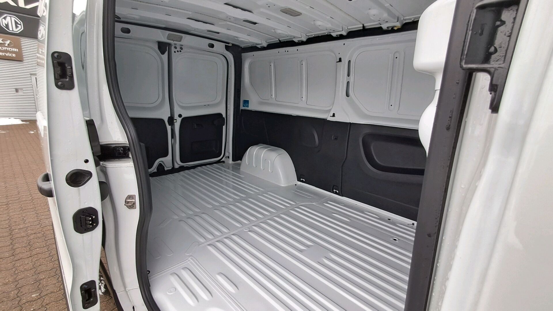 Billede af Nissan Primastar L2H1 2,0 DCi N-Connecta 150HK Van 6g Aut.