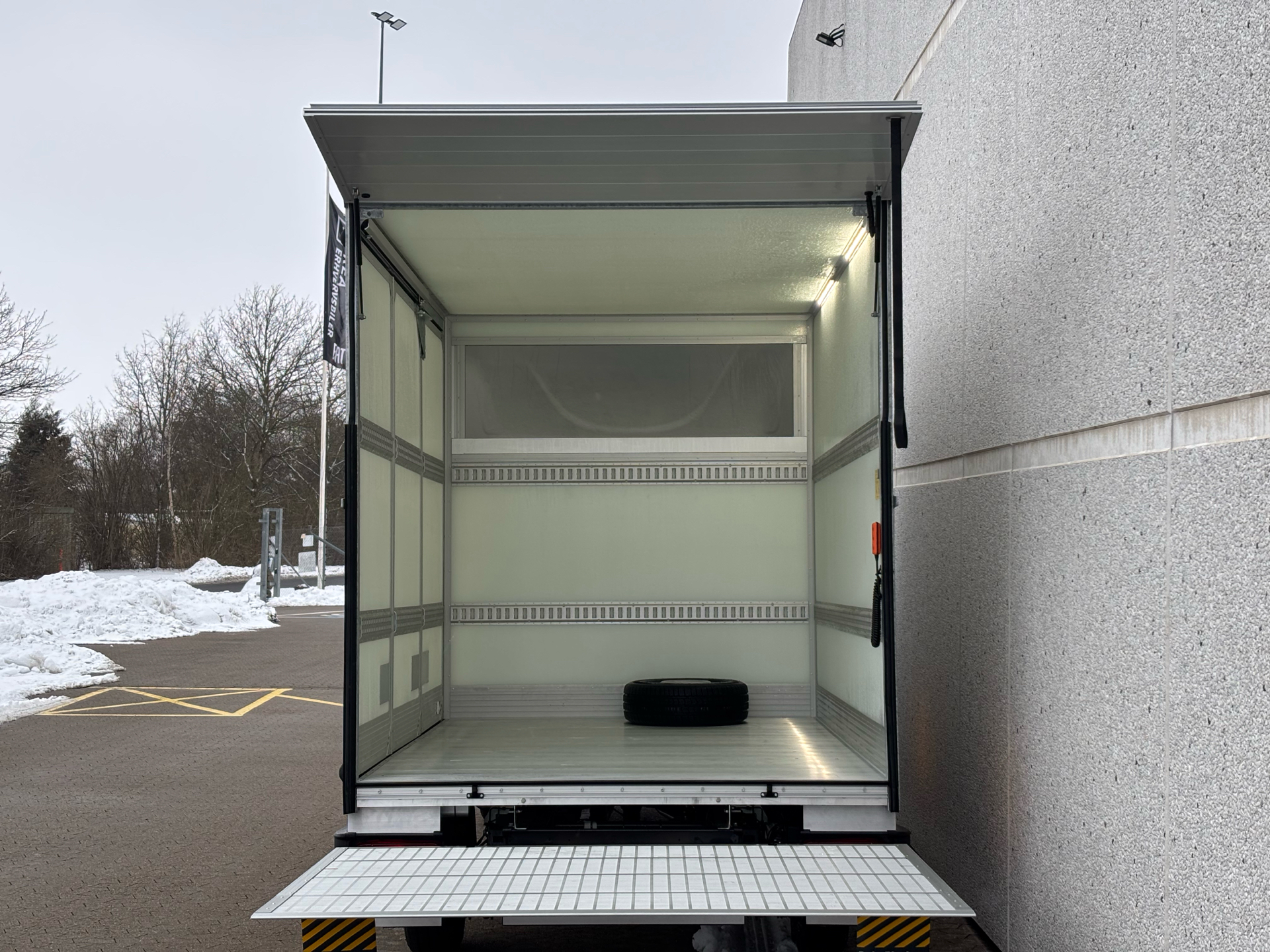 Billede af Iveco Daily 35S18 3750mm 3,0 D 180HK Ladv./Chas. 8g Aut.