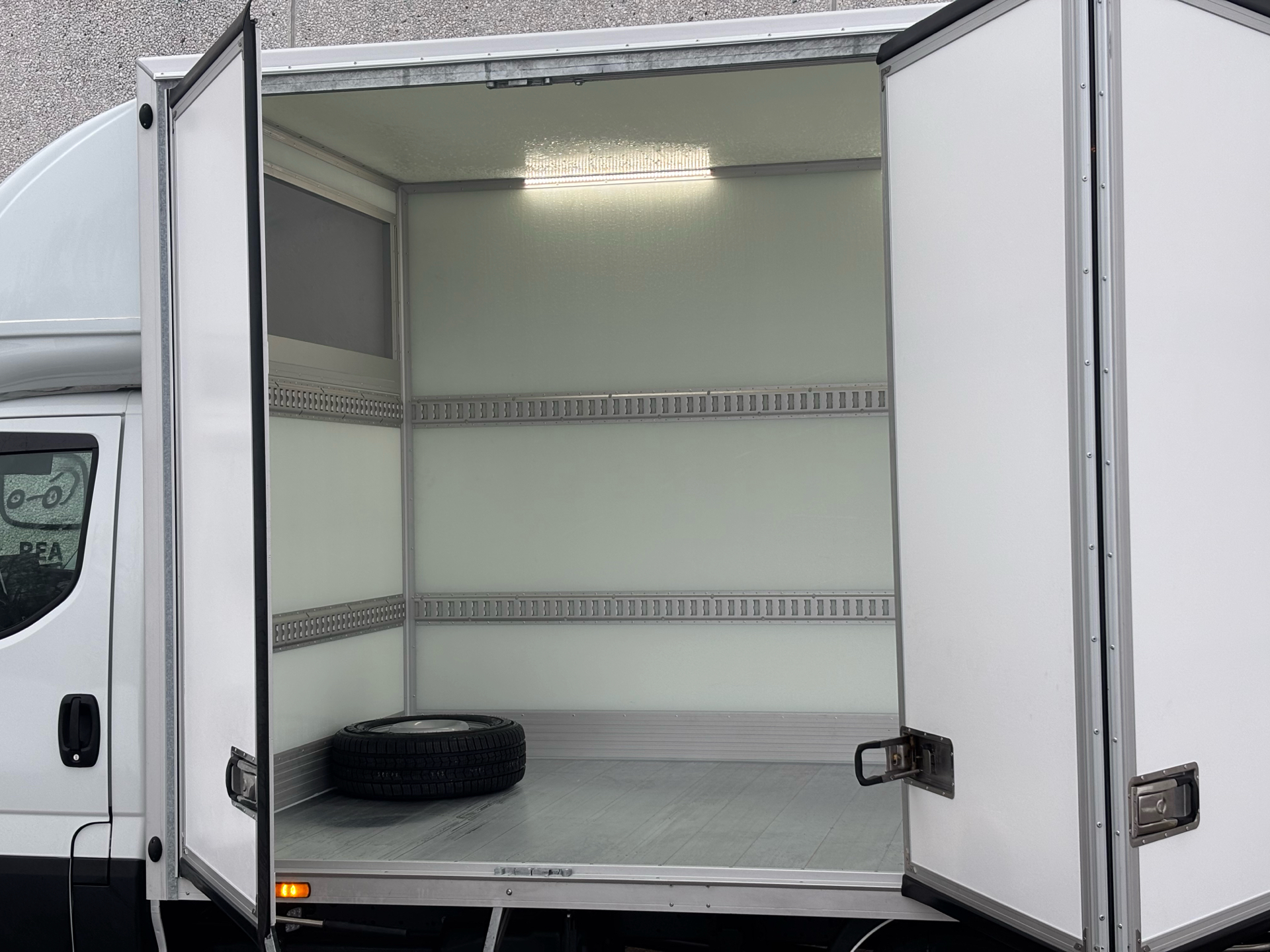 Billede af Iveco Daily 35S18 3750mm 3,0 D 180HK Ladv./Chas. 8g Aut.