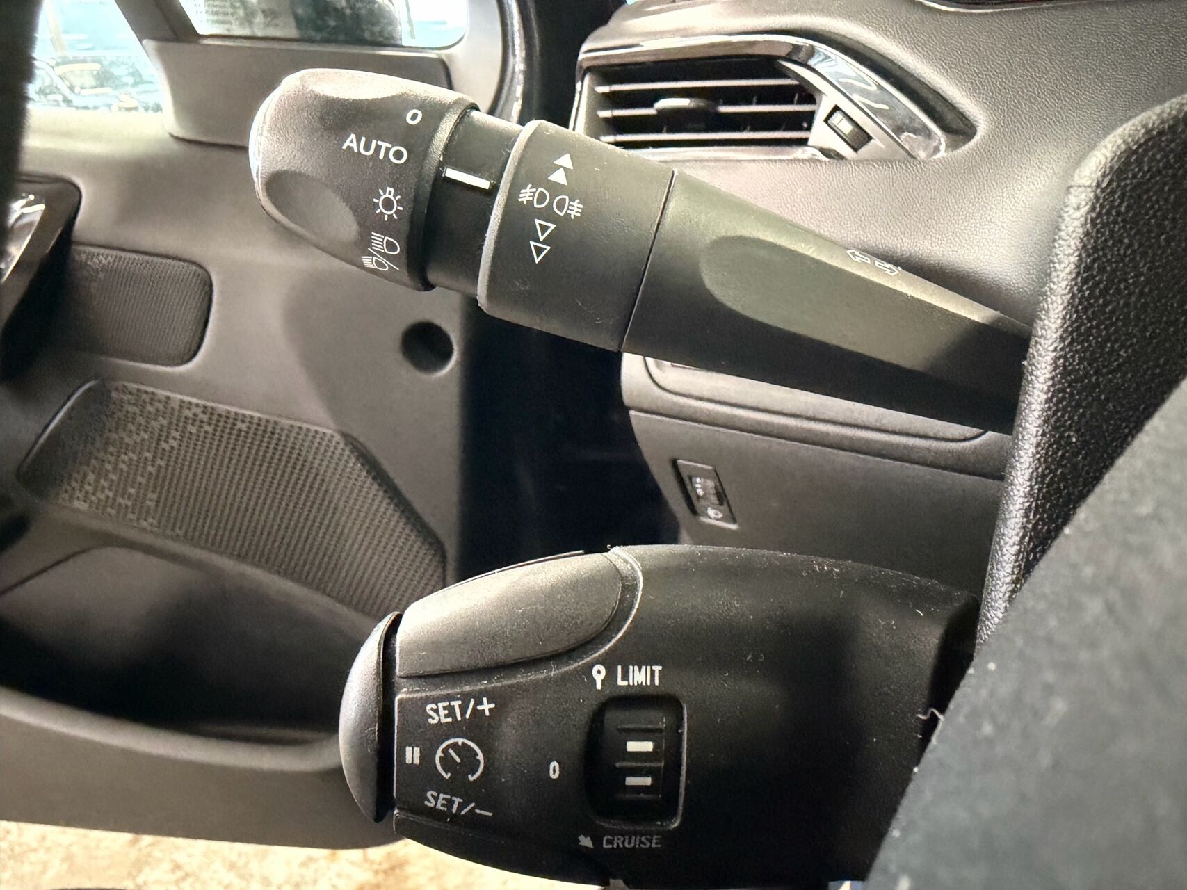 Billede af Peugeot 208 1,5 BlueHDi Signature+ 100HK 5d