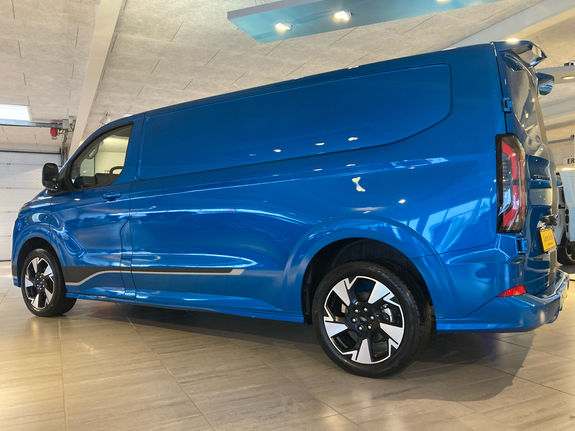 Billede af Ford E-Transit Custom 340 L2H1 EL Sport 218HK Van Aut.