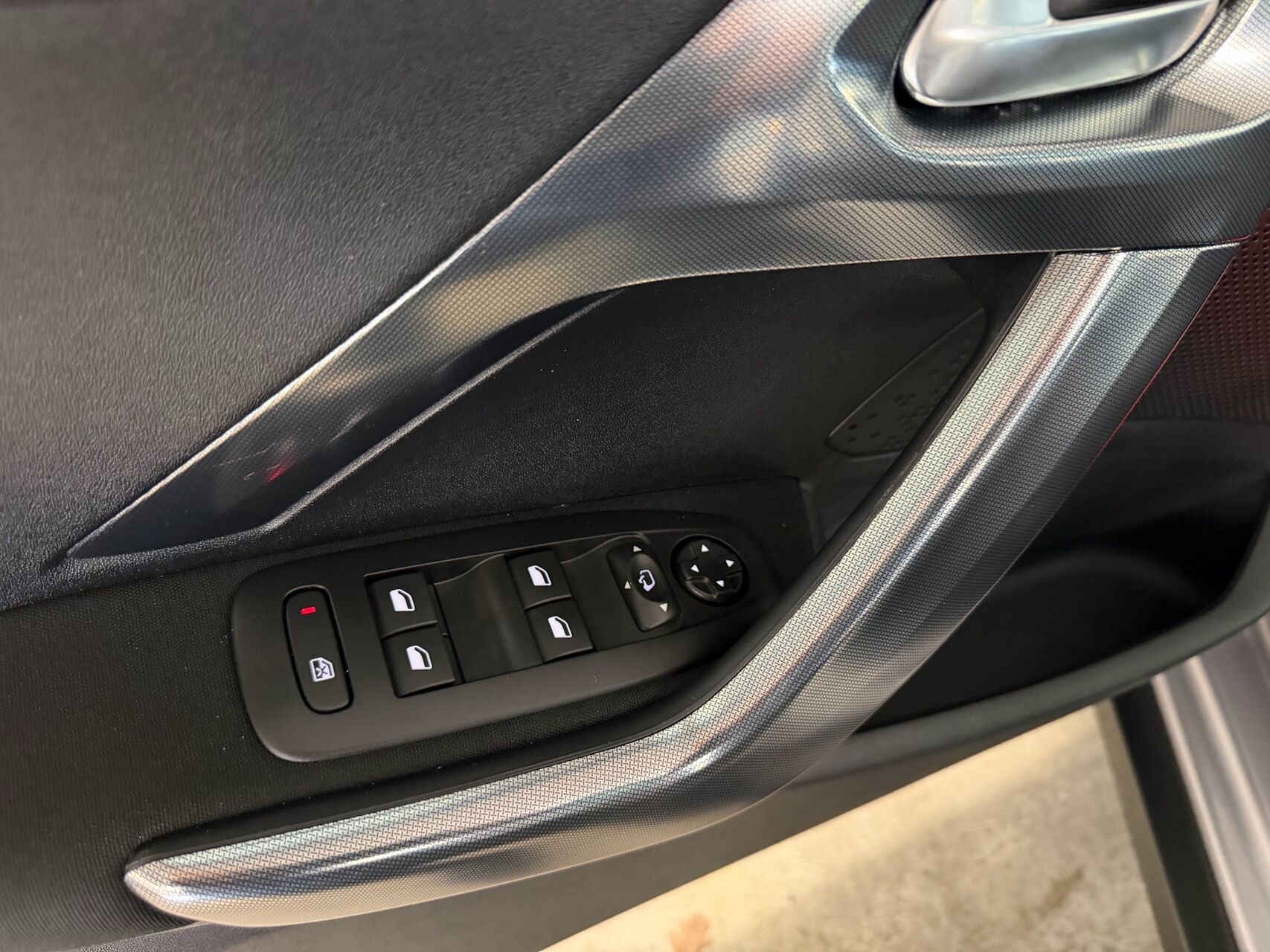 Billede af Peugeot 2008 1,2 e-THP Allure Sky 110HK 5d