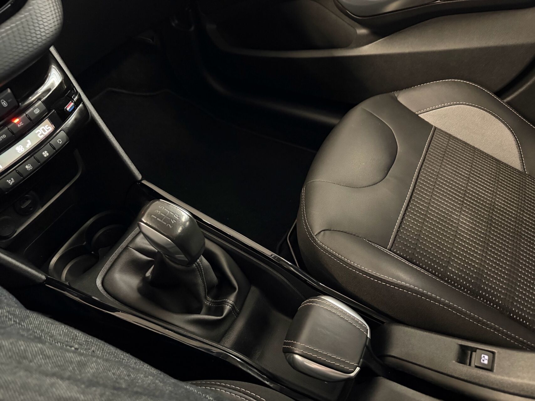 Billede af Peugeot 2008 1,2 e-THP Allure Sky 110HK 5d