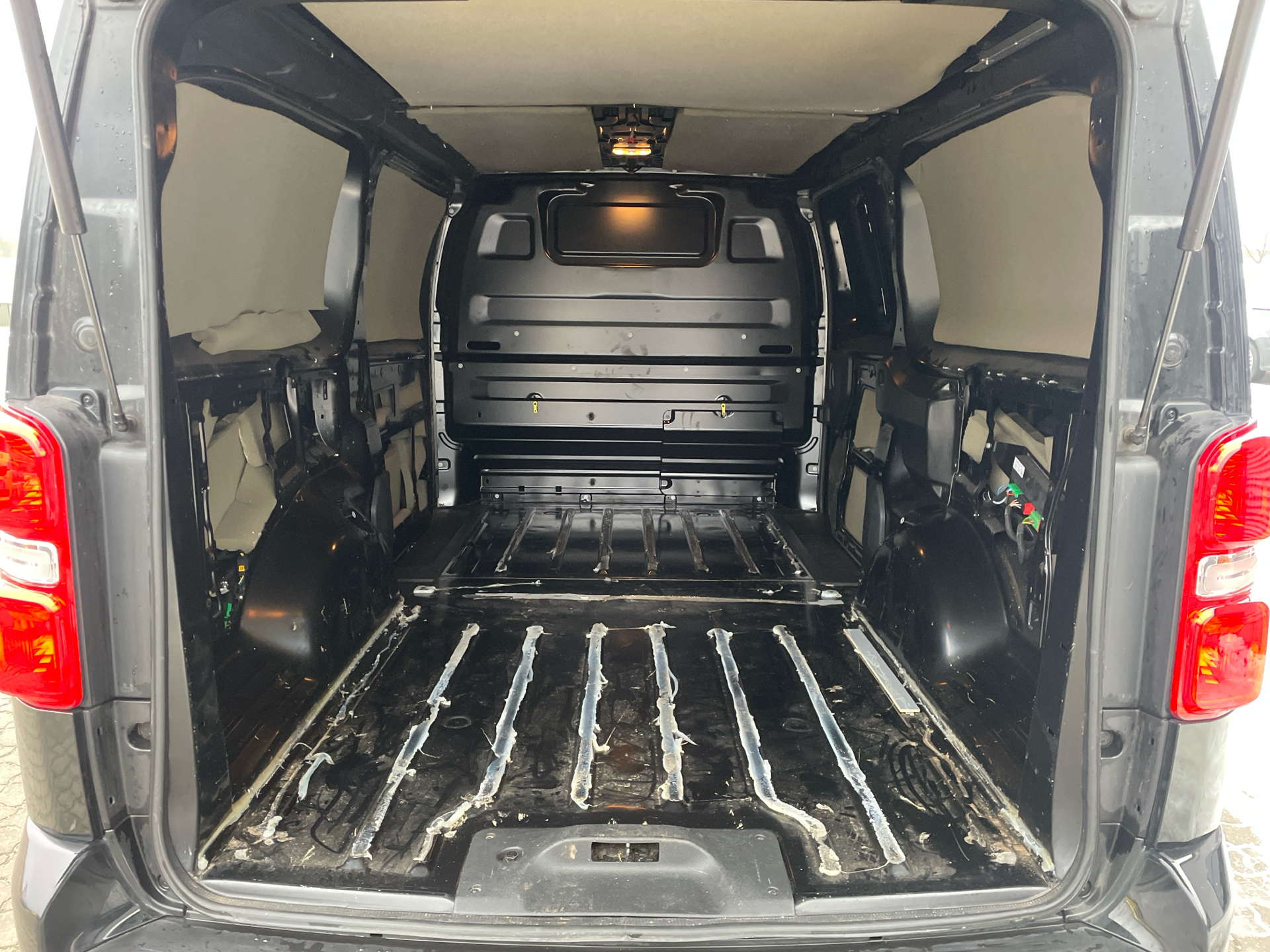 Billede af Peugeot Expert L3 2,0 BlueHDi Ultimate EAT6 180HK Van 6g Aut.