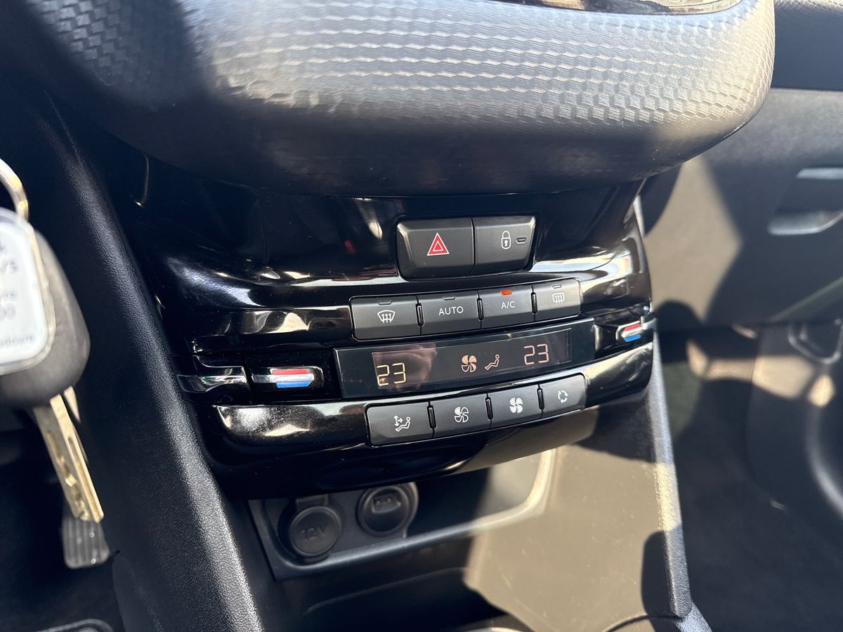 Billede af Peugeot 208 1,2 PureTech Signature Sky 82HK 5d