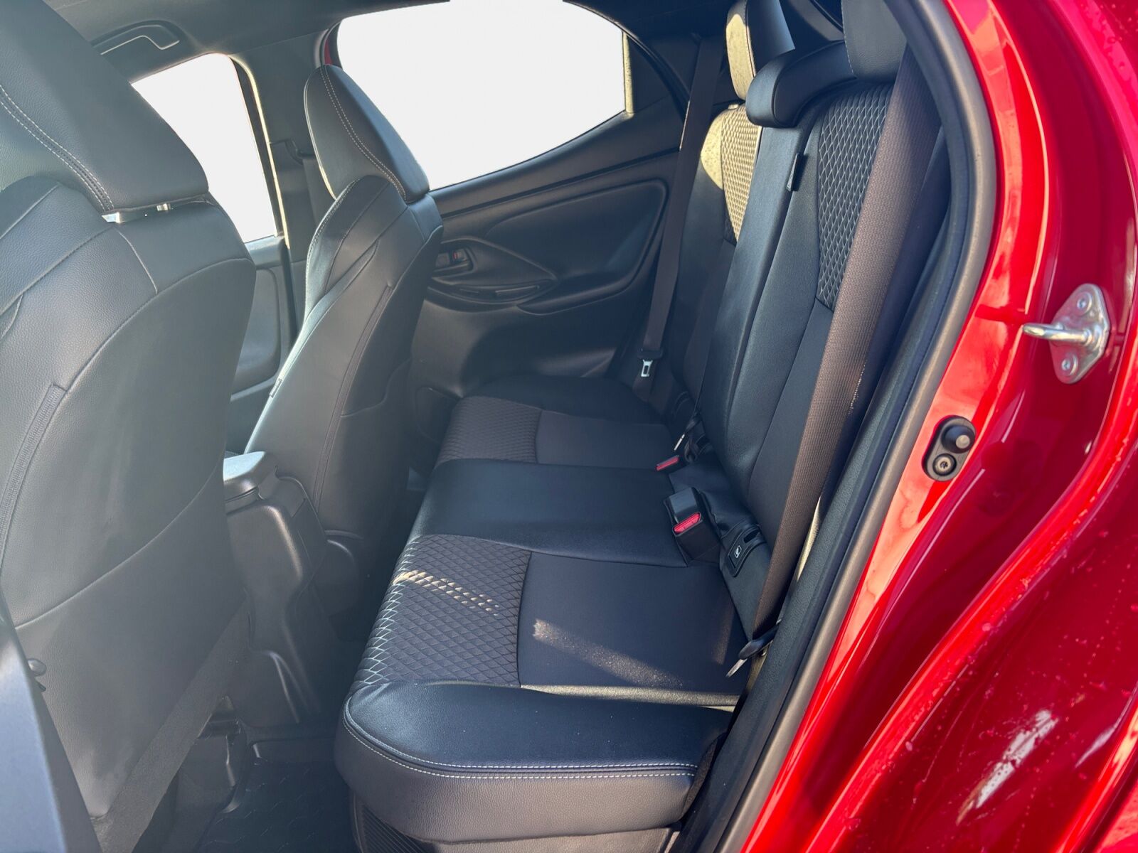 Billede af Toyota Yaris 1,5 Hybrid H3 Style Bi-tone 116HK 5d Trinl. Gear