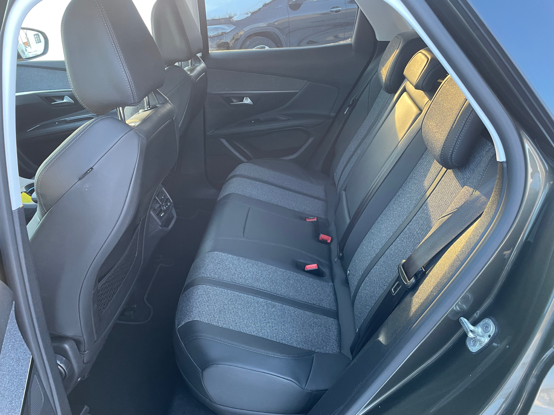 Billede af Peugeot 3008 1,6 PureTech  Plugin-hybrid Allure LTD EAT8 225HK 5d 8g Aut.