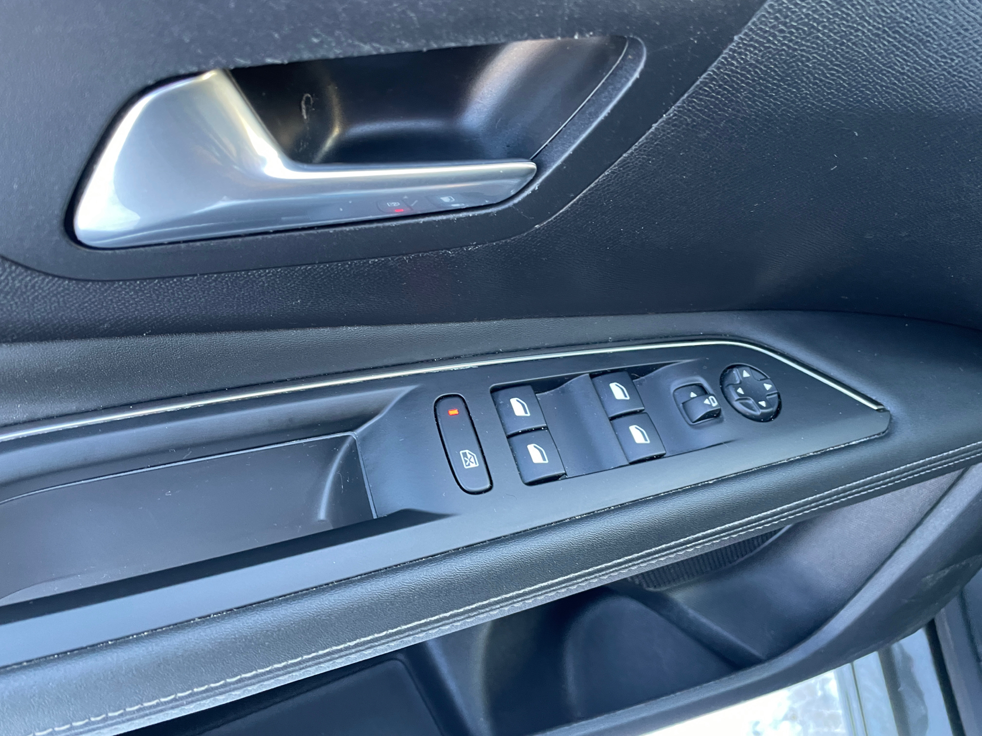 Billede af Peugeot 3008 1,6 PureTech  Plugin-hybrid Allure LTD EAT8 225HK 5d 8g Aut.