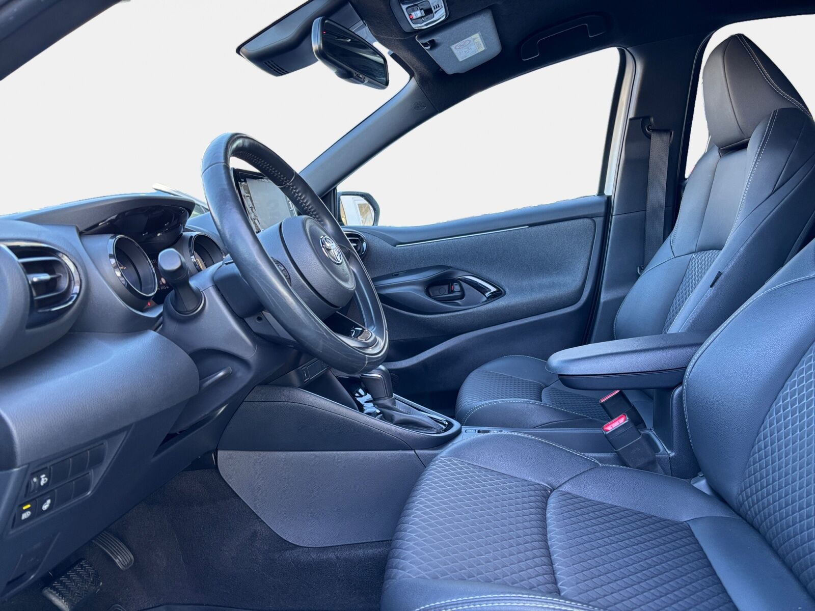 Billede af Toyota Yaris 1,5 Hybrid H3 Style Bi-tone 116HK 5d Trinl. Gear