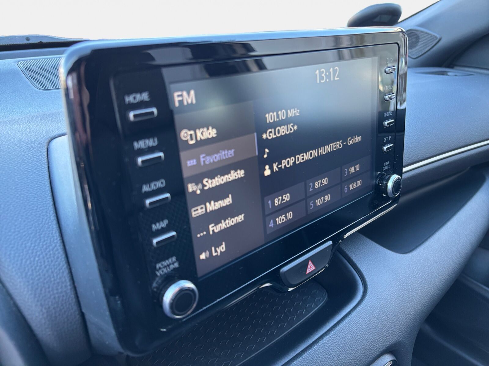 Billede af Toyota Yaris 1,5 Hybrid H3 Style Bi-tone 116HK 5d Trinl. Gear