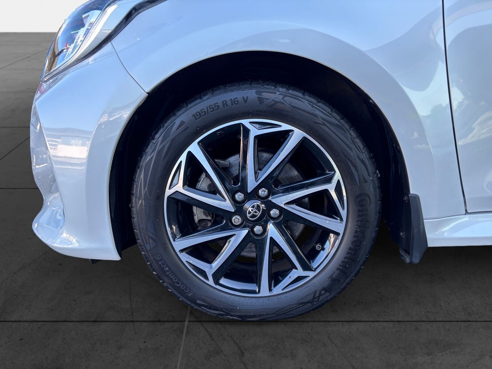 Billede af Toyota Yaris 1,5 Hybrid H3 Style Bi-tone 116HK 5d Trinl. Gear