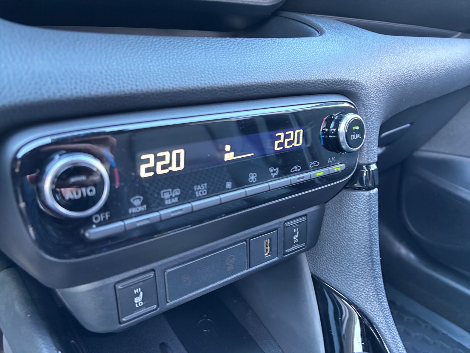 Billede af Toyota Yaris 1,5 Hybrid H3 Style Bi-tone 116HK 5d Trinl. Gear