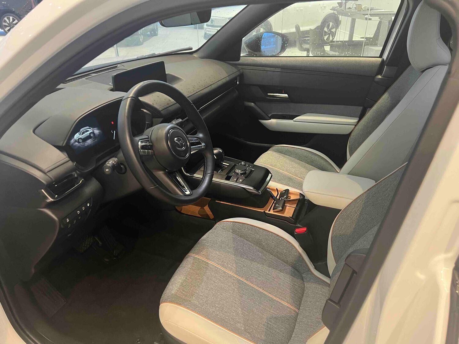 Billede af Mazda MX-30 0,8 e-Skyactiv R-EV  Plugin-hybrid Makoto 170HK 5d Trinl. Gear