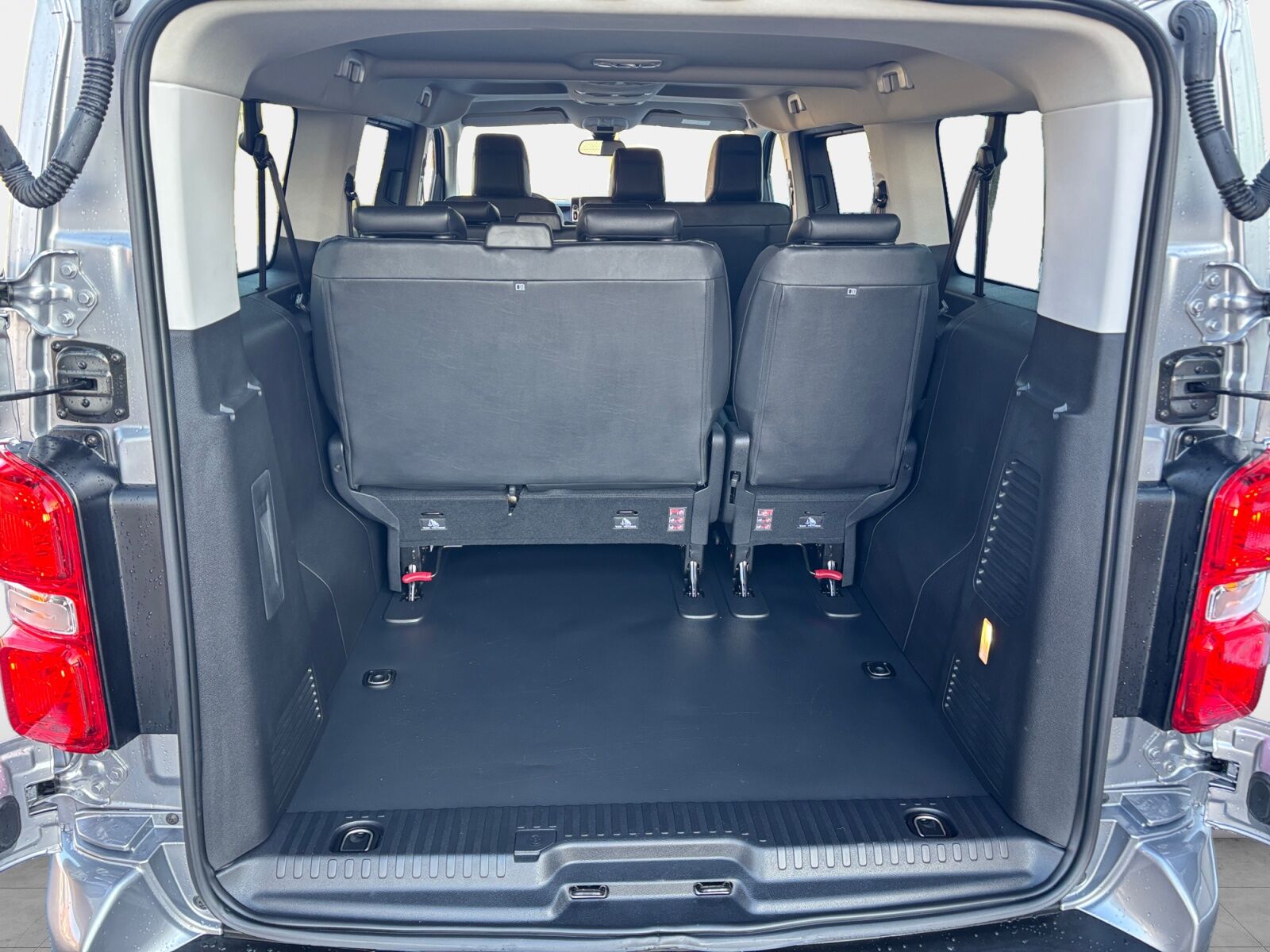 Billede af Toyota Proace Verso Electric Long EL Shuttle To skydedøre 136HK Aut.