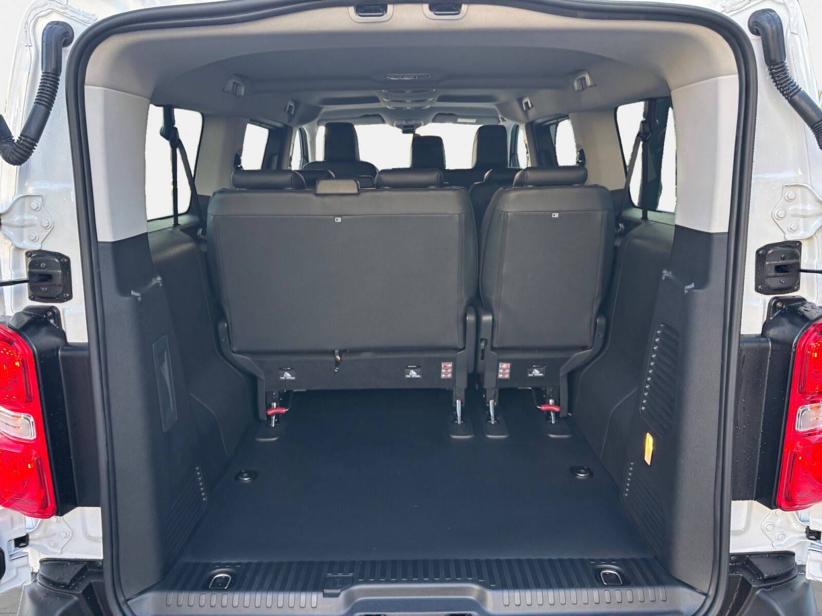 Billede af Toyota Proace Verso Electric Long EL Shuttle To skydedøre 136HK Aut.