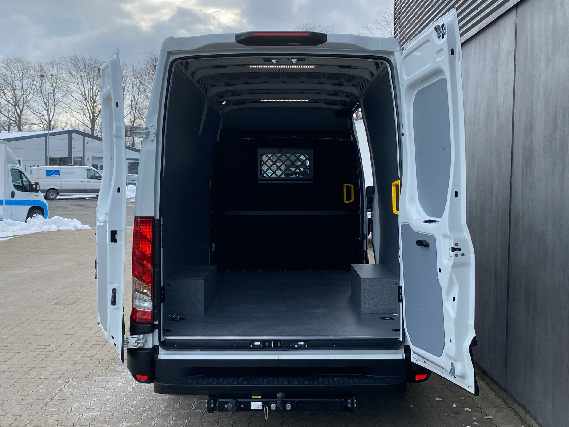 Billede af Iveco Daily 35S18 12m3 3,0 D 180HK Van 8g Aut.