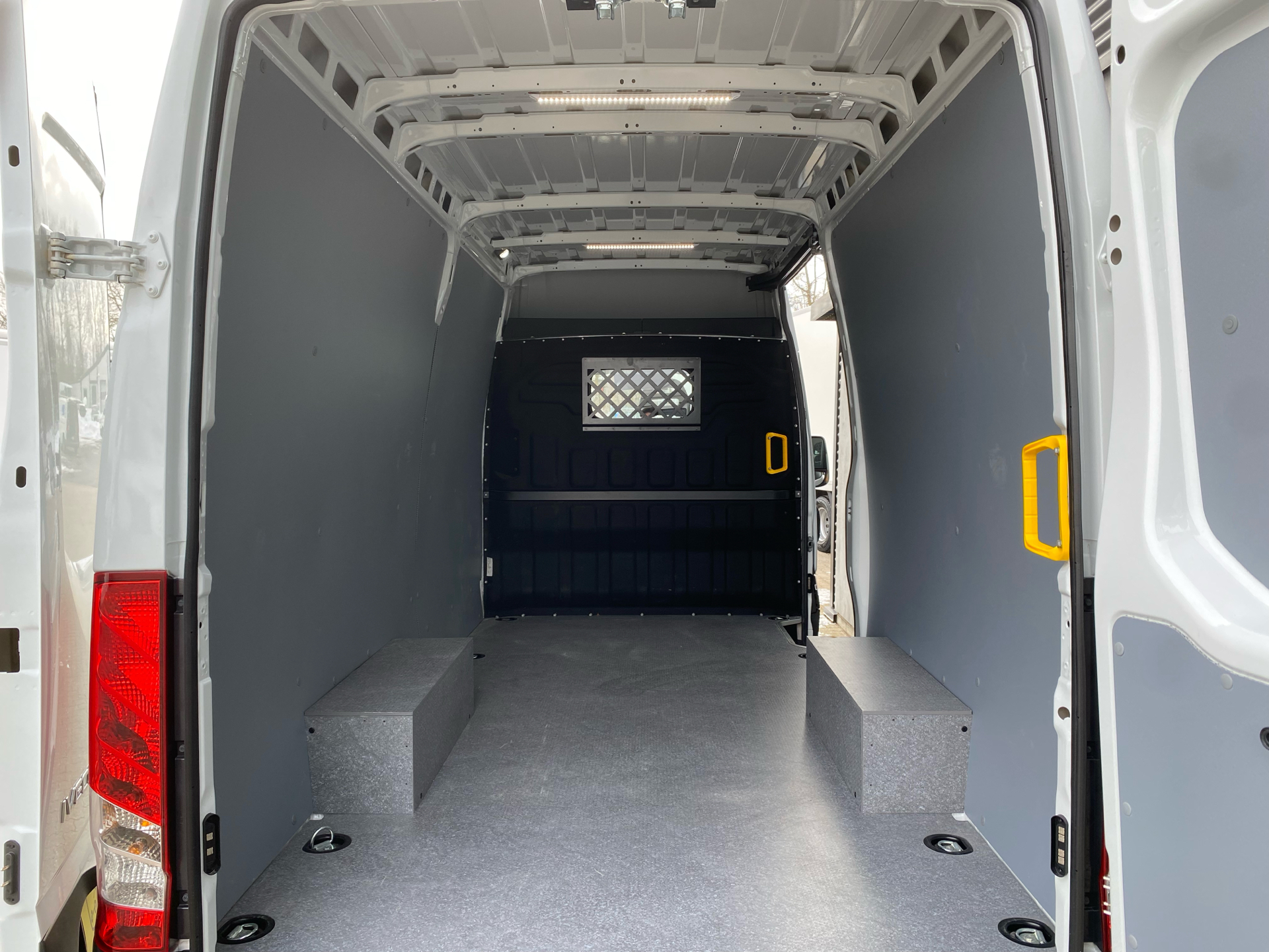 Billede af Iveco Daily 35S18 12m3 3,0 D 180HK Van 8g Aut.