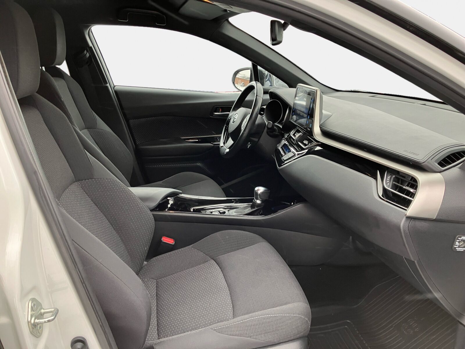 Billede af Toyota C-HR 1,8 Hybrid Premium Selected Bi-tone Multidrive S 122HK 5d Aut.