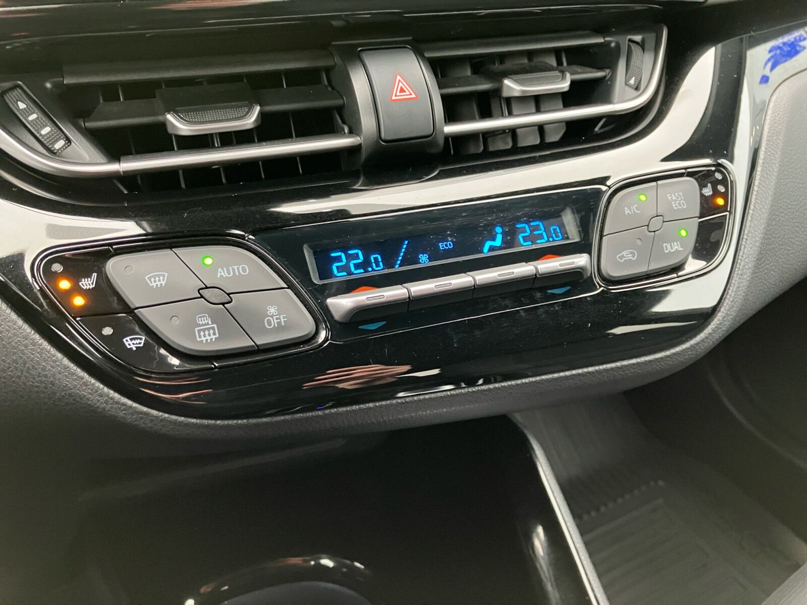 Billede af Toyota C-HR 1,8 Hybrid Premium Selected Bi-tone Multidrive S 122HK 5d Aut.