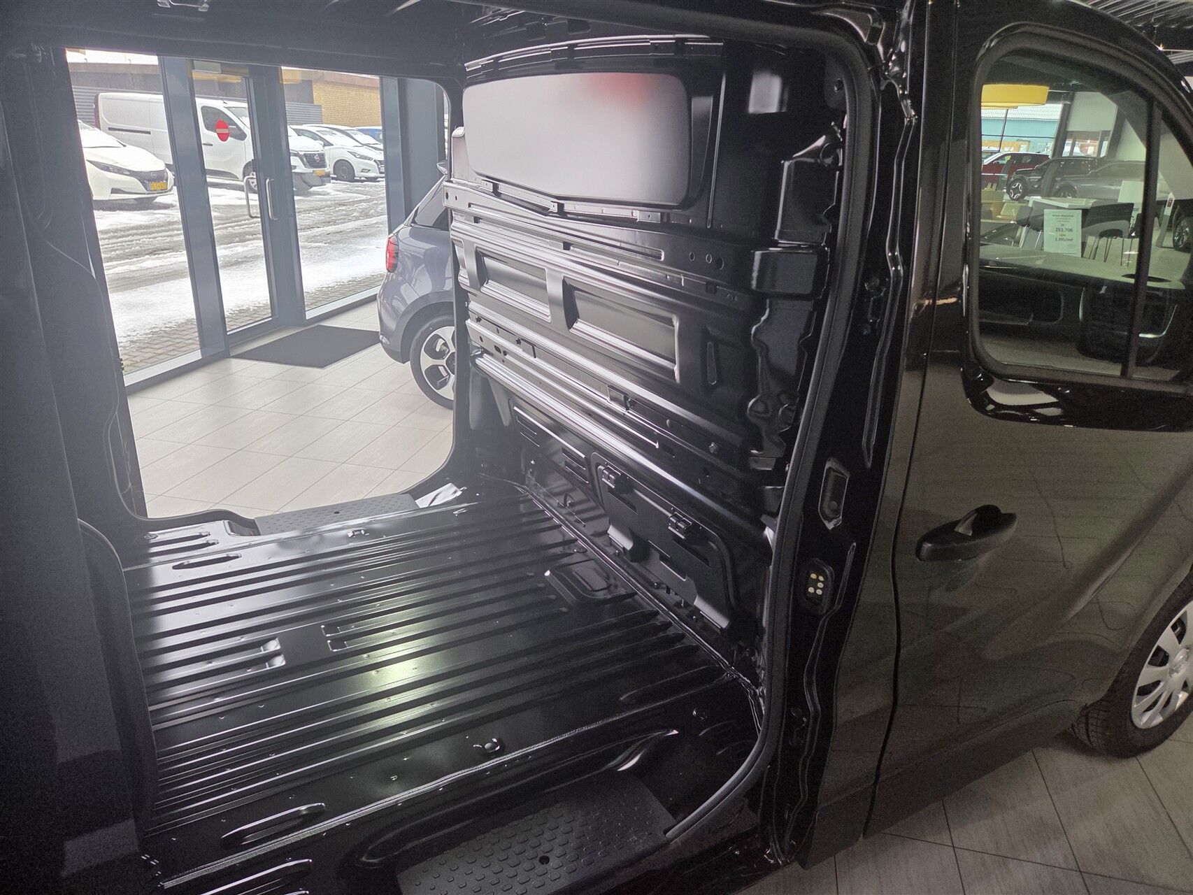 Billede af Nissan Primastar L2H1 2,0 DCi N-Connecta 150HK Van 6g Aut.