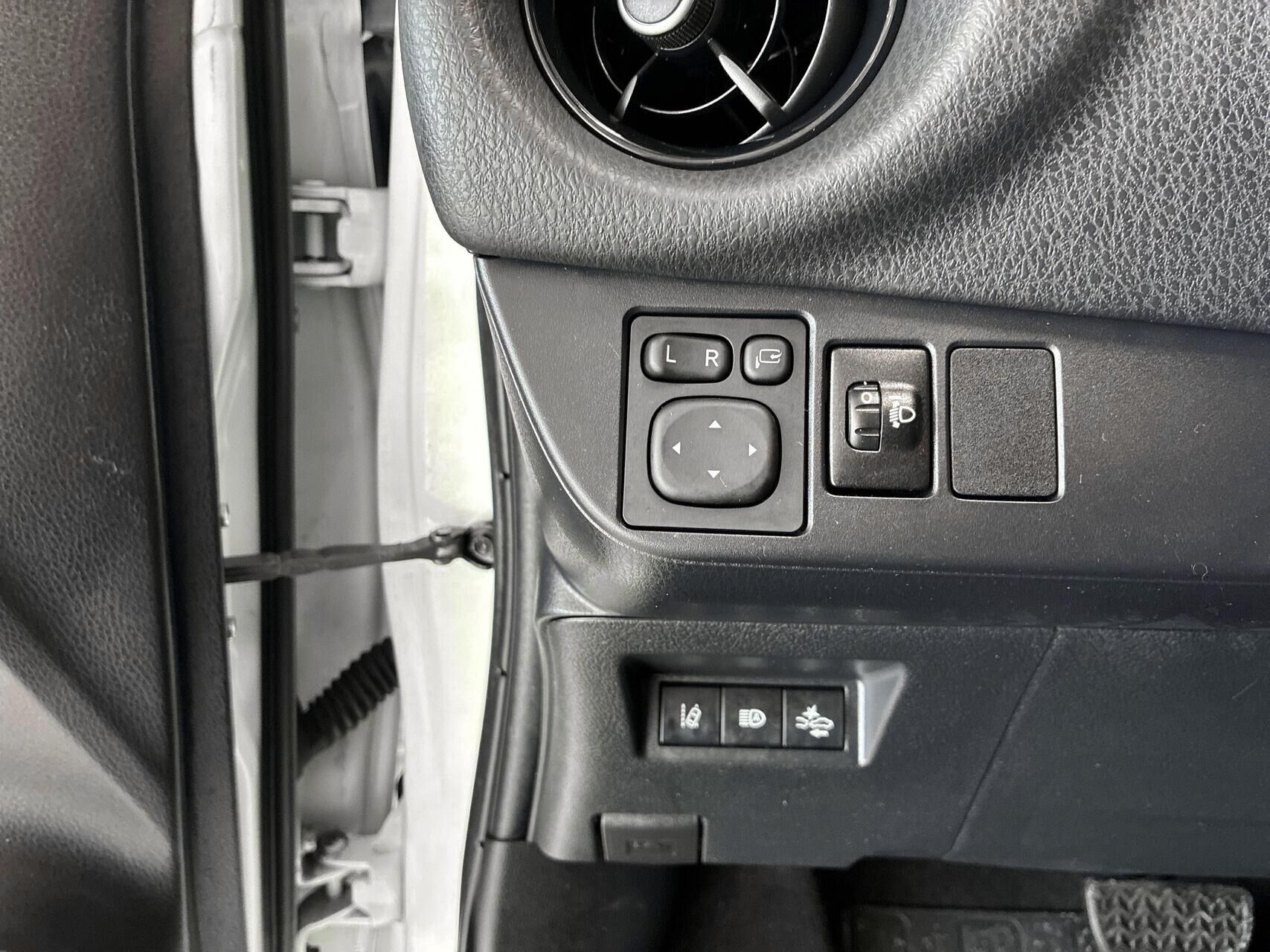 Billede af Toyota Yaris 1,5 Hybrid H2 Limited E-CVT 100HK 5d Trinl. Gear