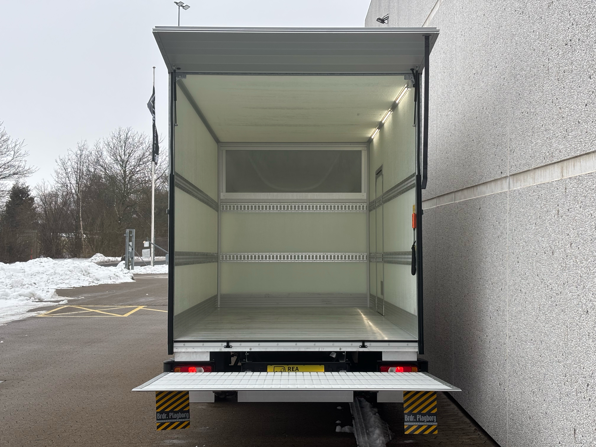 Billede af Iveco Daily 35S18 4800mm 3,0 D 176HK Ladv./Chas. 8g Aut.