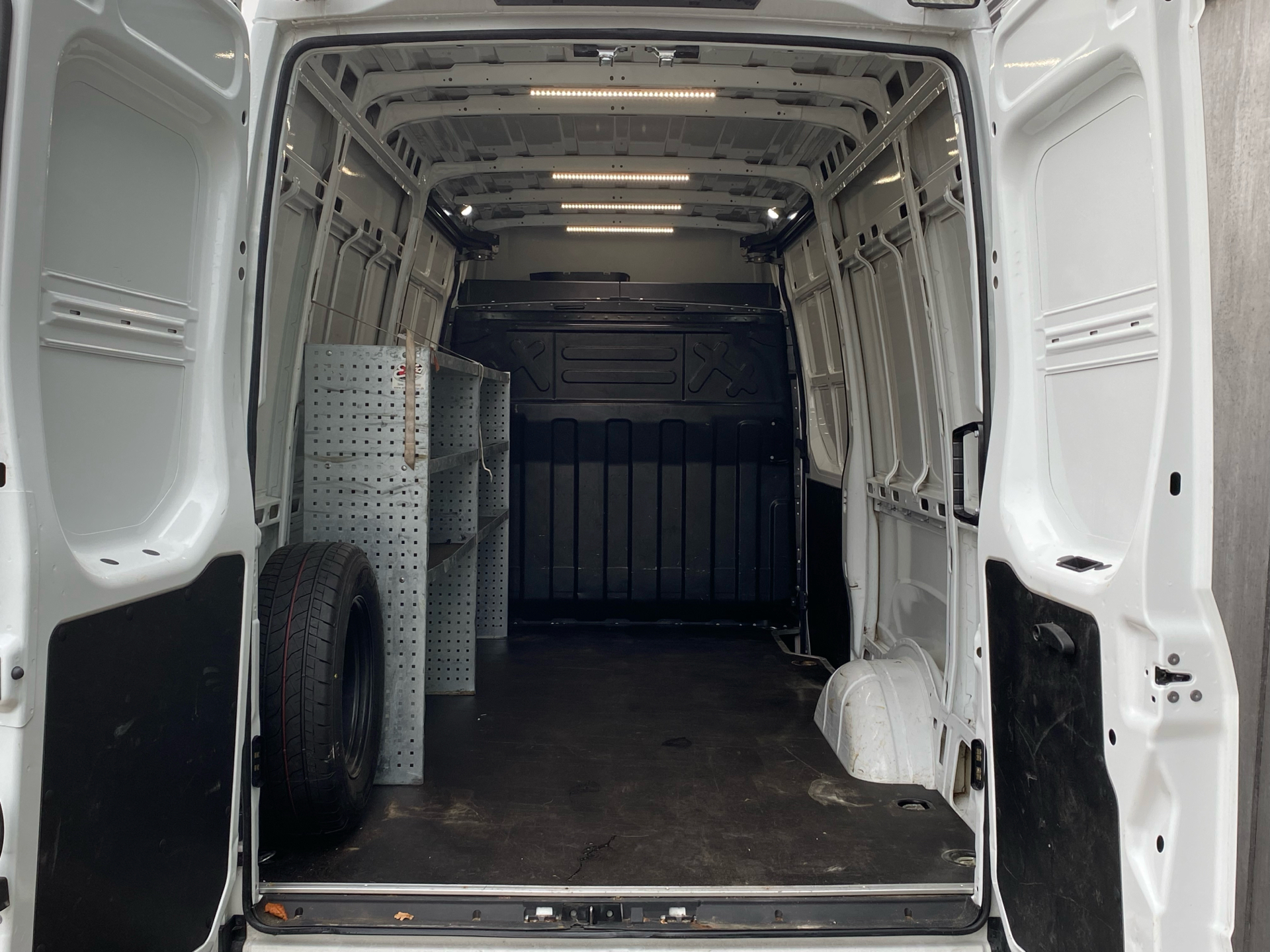 Billede af Iveco Daily 35S18 12m3 3,0 D 180HK Van 8g Aut.