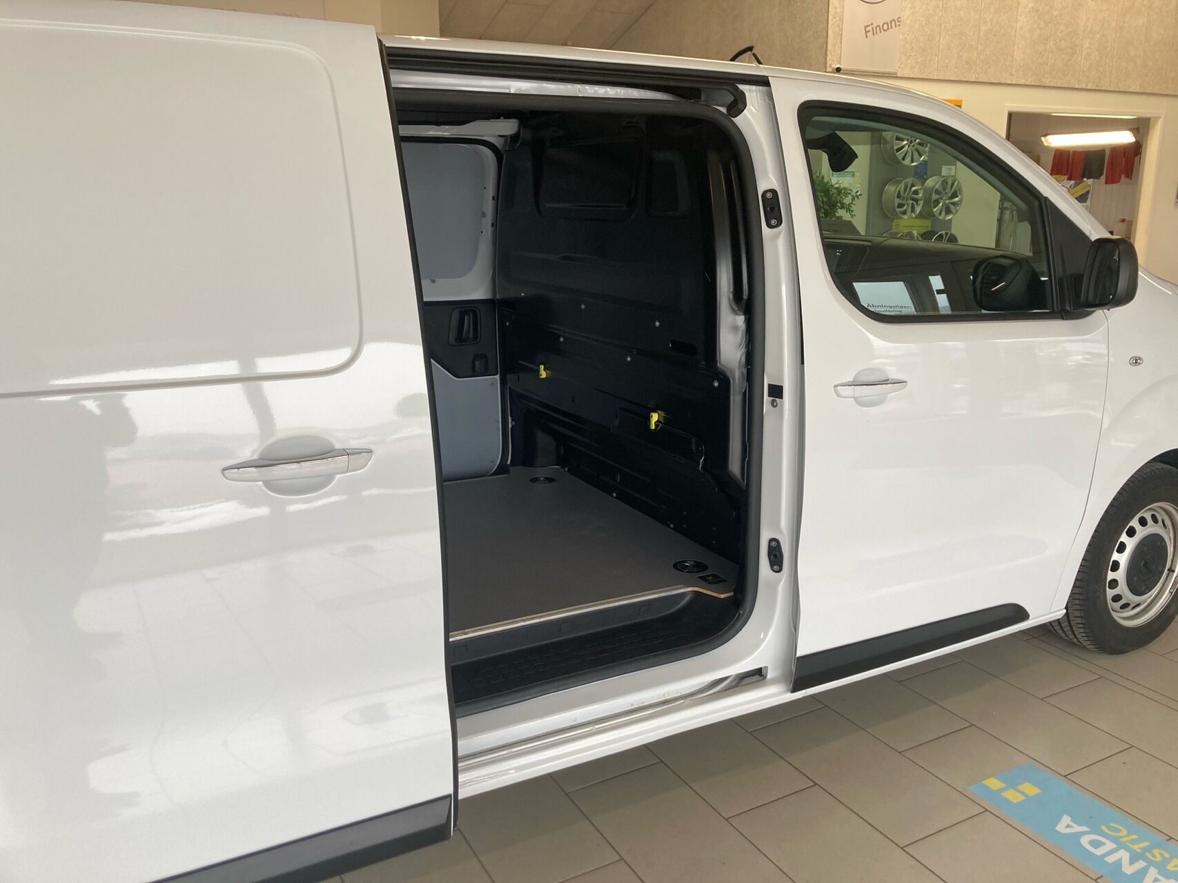 Billede af Opel Vivaro-e L3V1 EL Enjoy 136HK Van Aut.