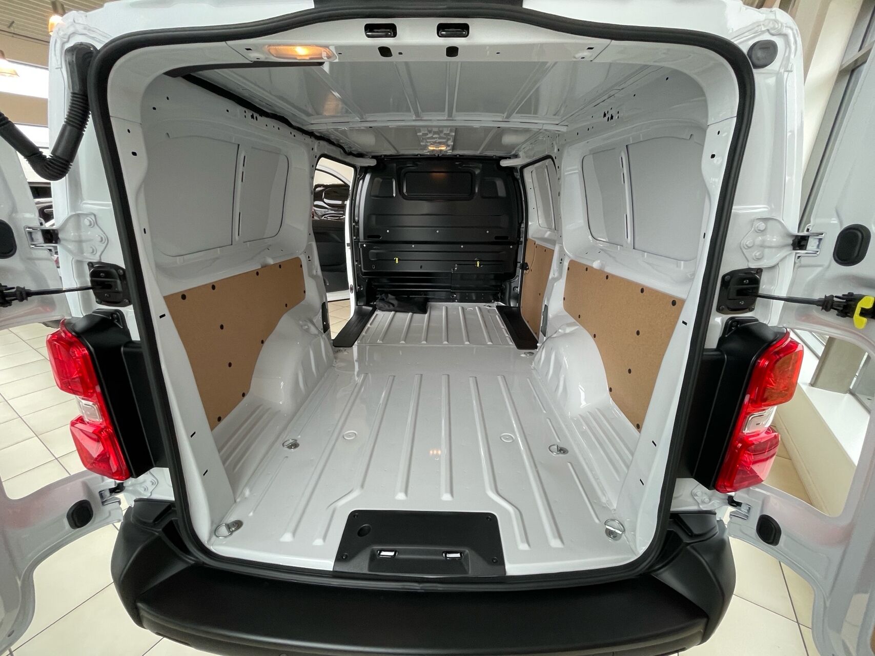 Billede af Peugeot e-Expert L3 EL Plus Limited 136HK Van Aut.