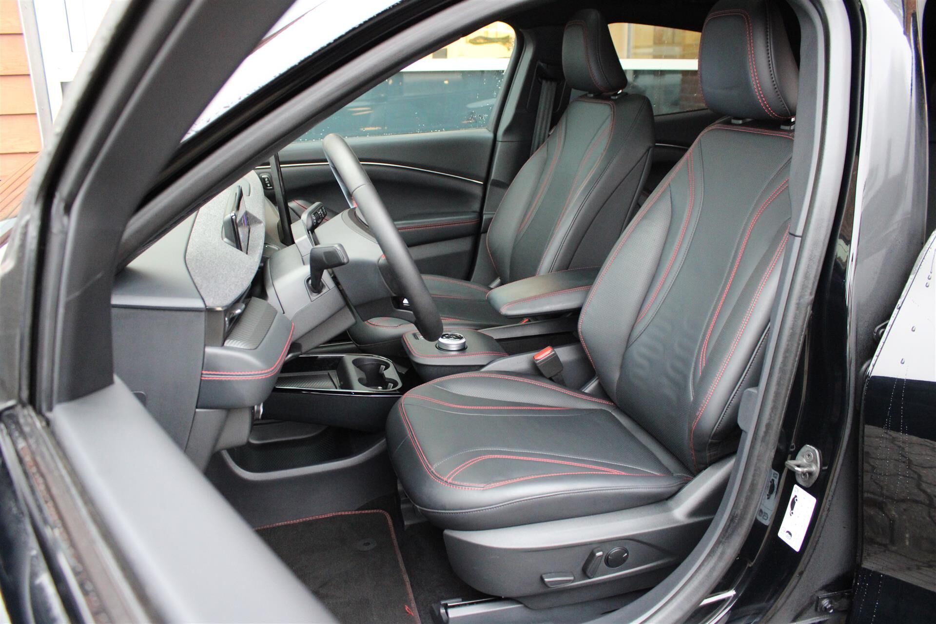 Billede af Ford Mustang Mach-E EL SR Premium AWD 269HK 5d Aut.