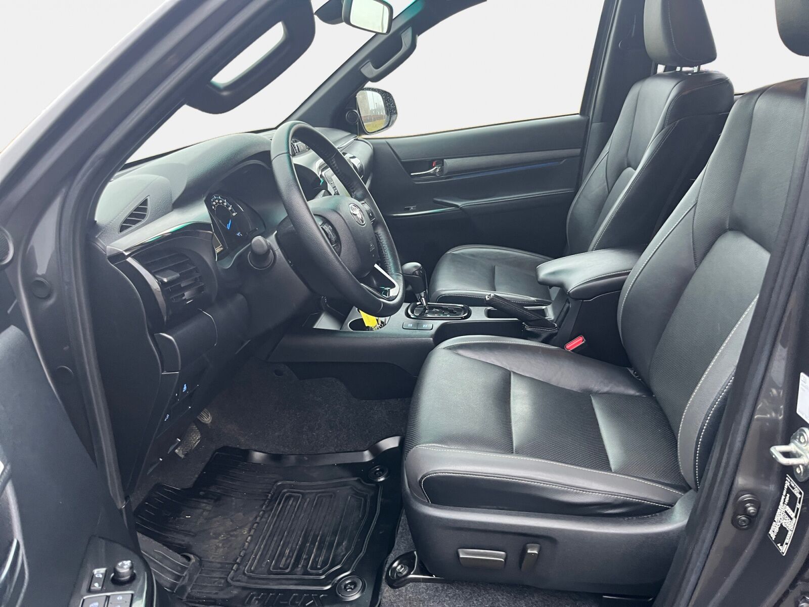 Billede af Toyota HiLux Dobb.Kab. 2,8 D-4D T4 Invincible AWD 204HK DobKab Aut.