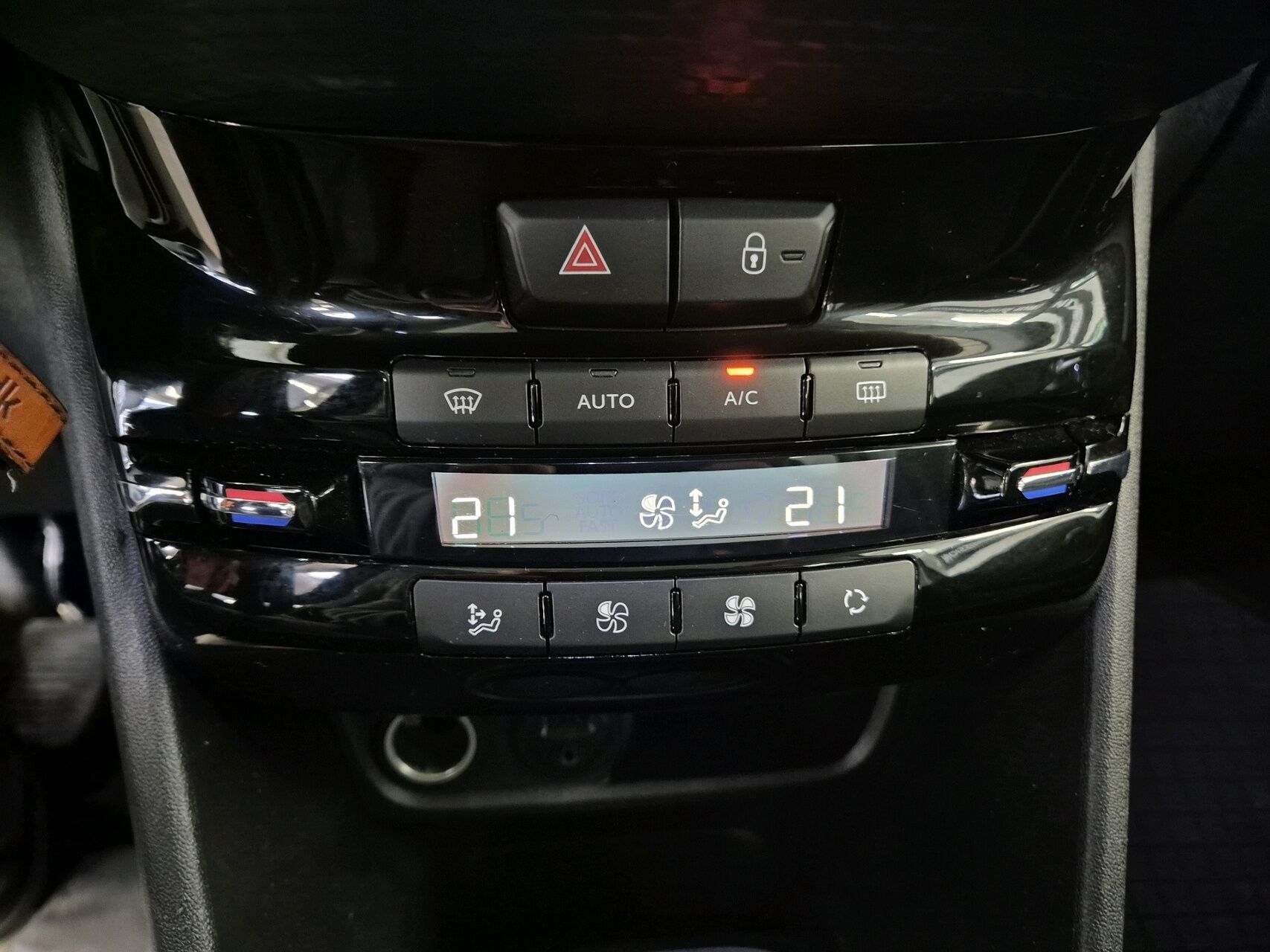 Billede af Peugeot 208 1,6 BlueHDi Allure Sky 100HK 5d