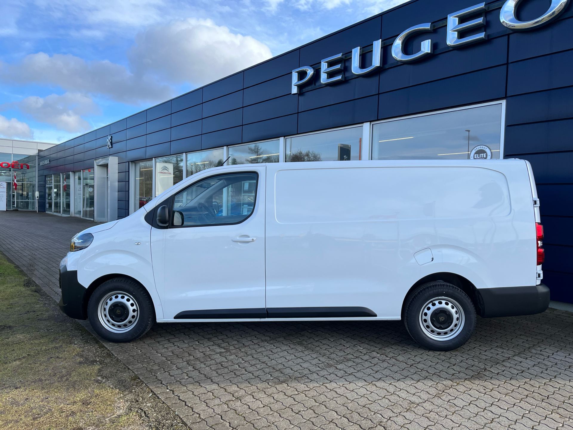 Billede af Peugeot Expert L3 2,0 BlueHDi Premium EAT8 144HK Van 8g Aut.