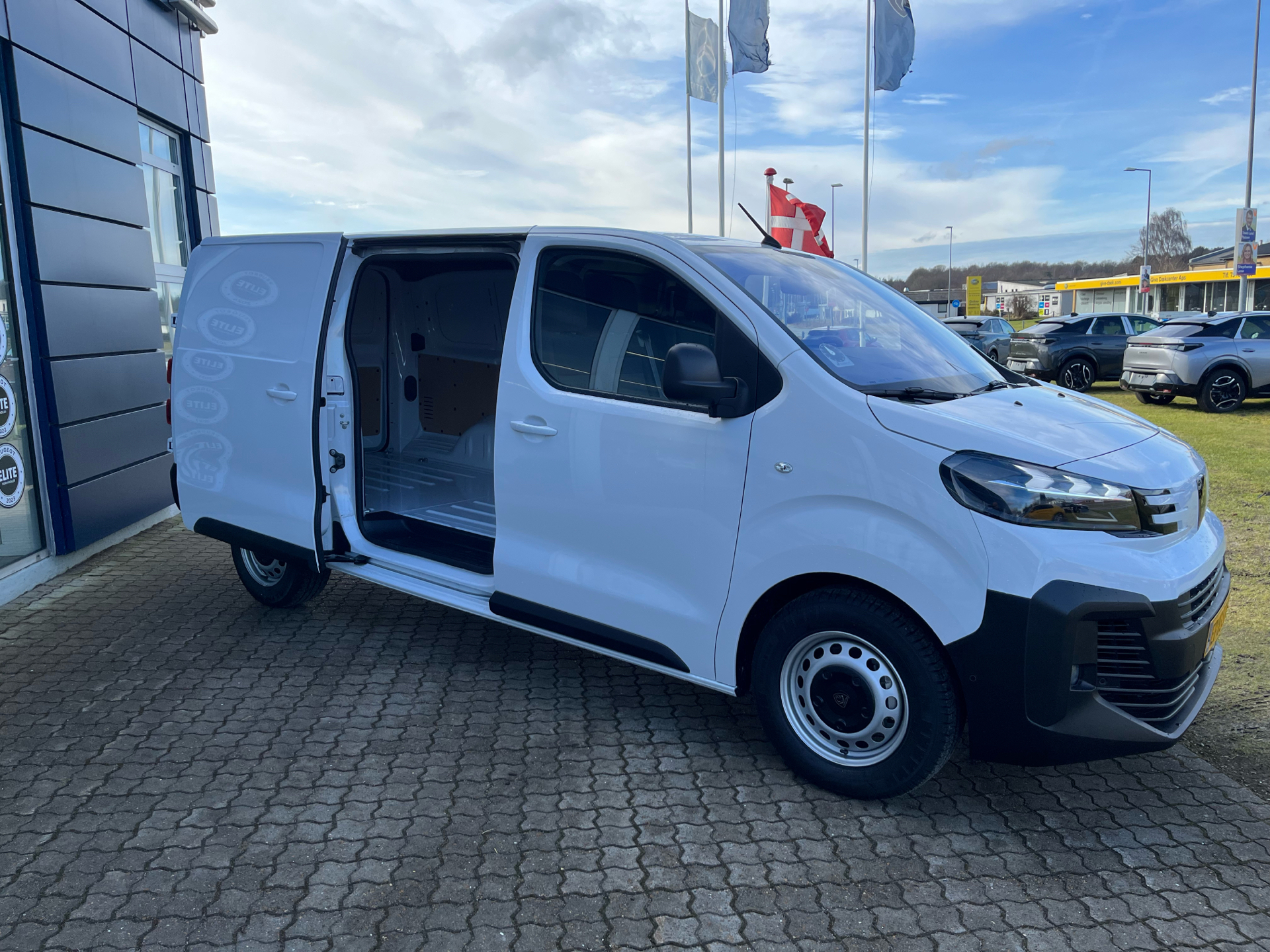 Billede af Peugeot Expert L3 2,0 BlueHDi Premium EAT8 144HK Van 8g Aut.