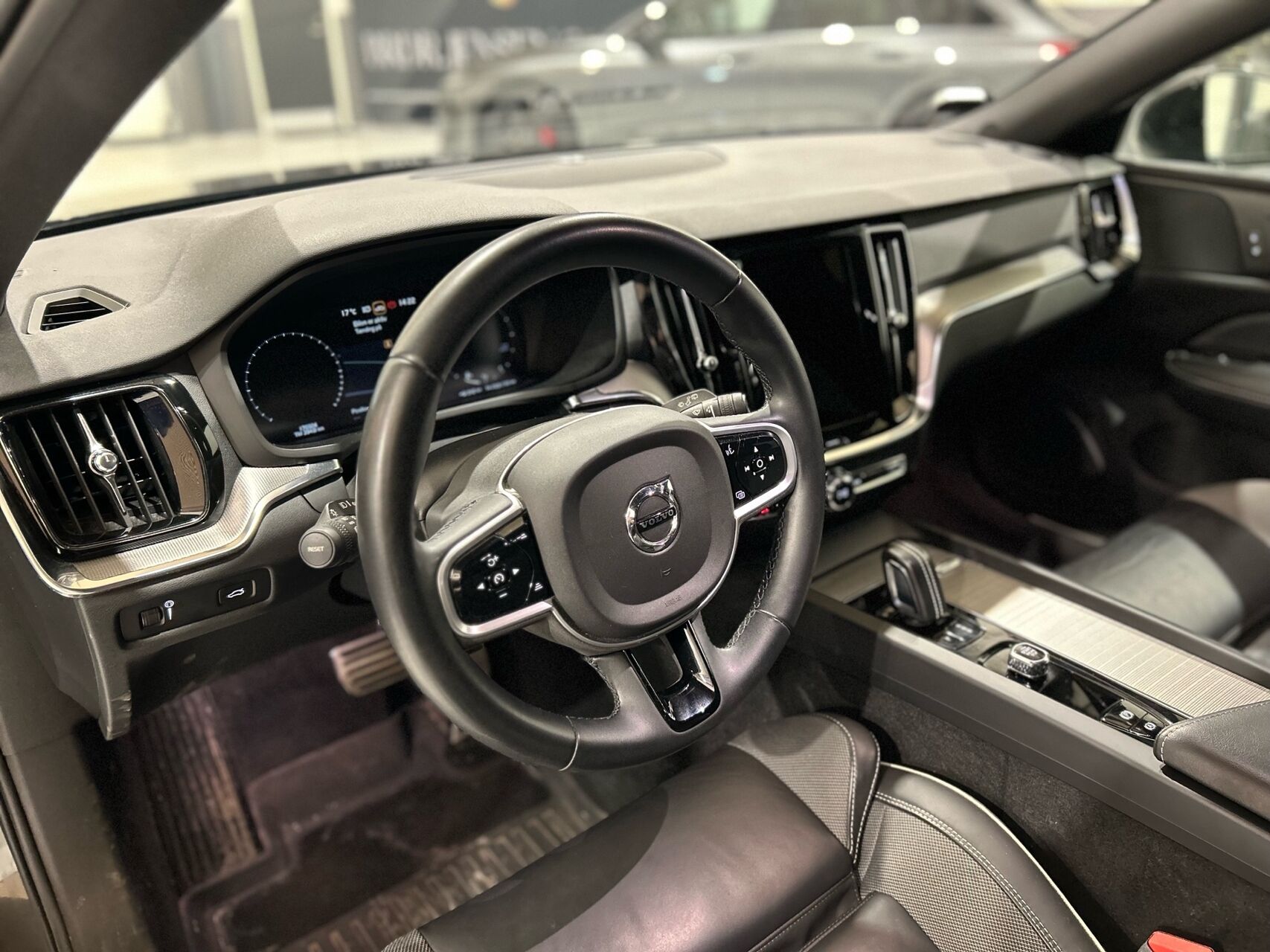 Billede af Volvo V60 2,0 B4 R-design 197HK Stc 8g Aut.