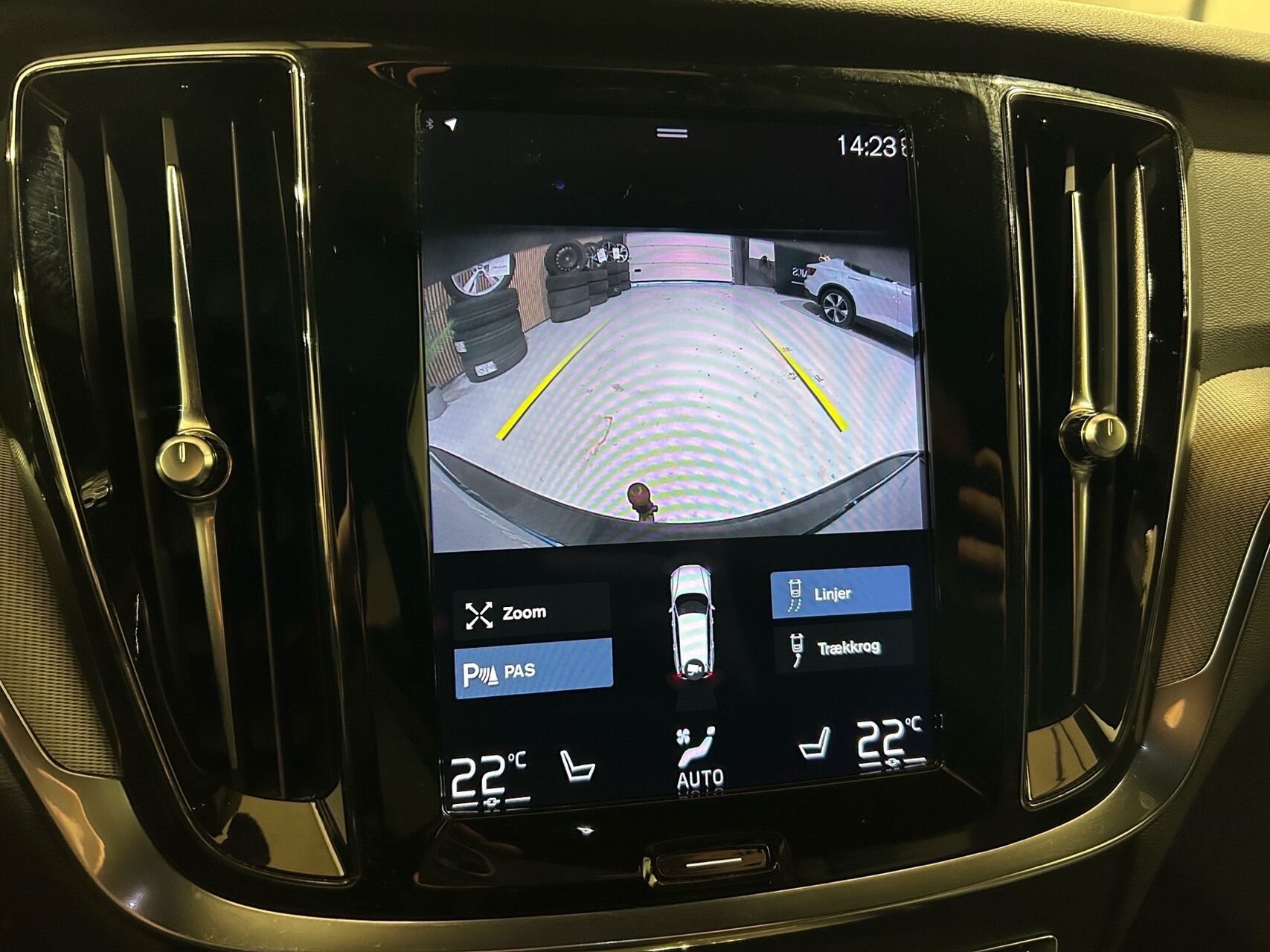 Billede af Volvo V60 2,0 B4 R-design 197HK Stc 8g Aut.