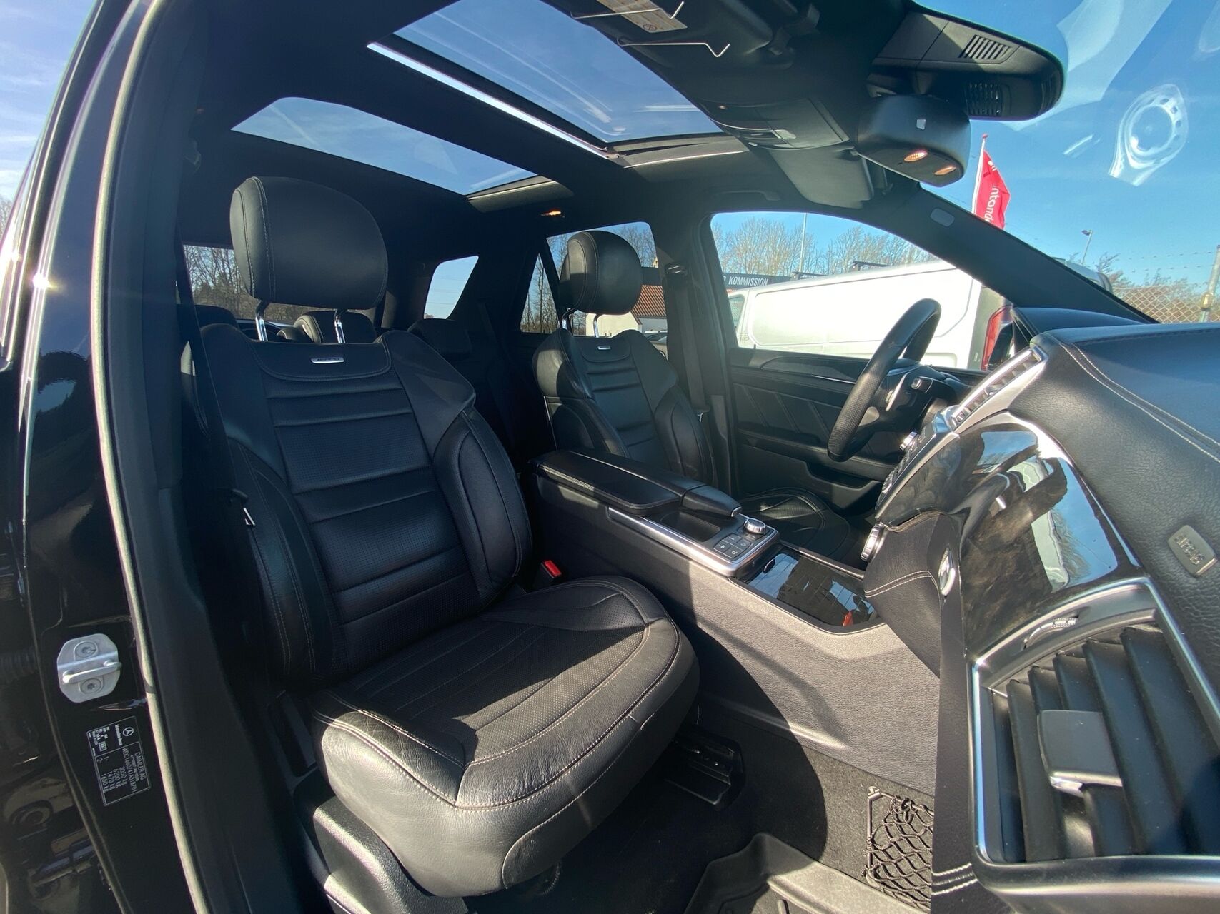 Billede af Mercedes-Benz ML63 AMG 5,5 V8 4Matic 525HK 5d 7g Aut.