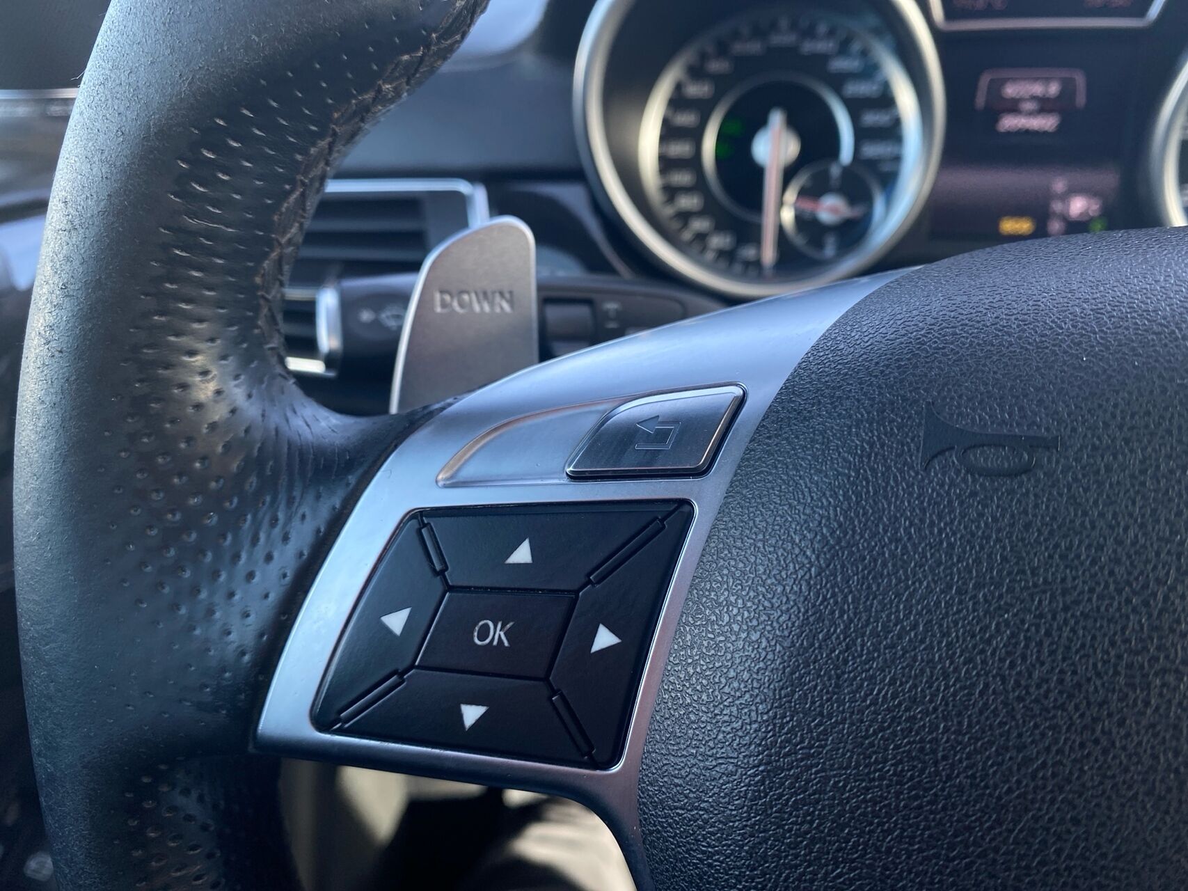 Billede af Mercedes-Benz ML63 AMG 5,5 V8 4Matic 525HK 5d 7g Aut.