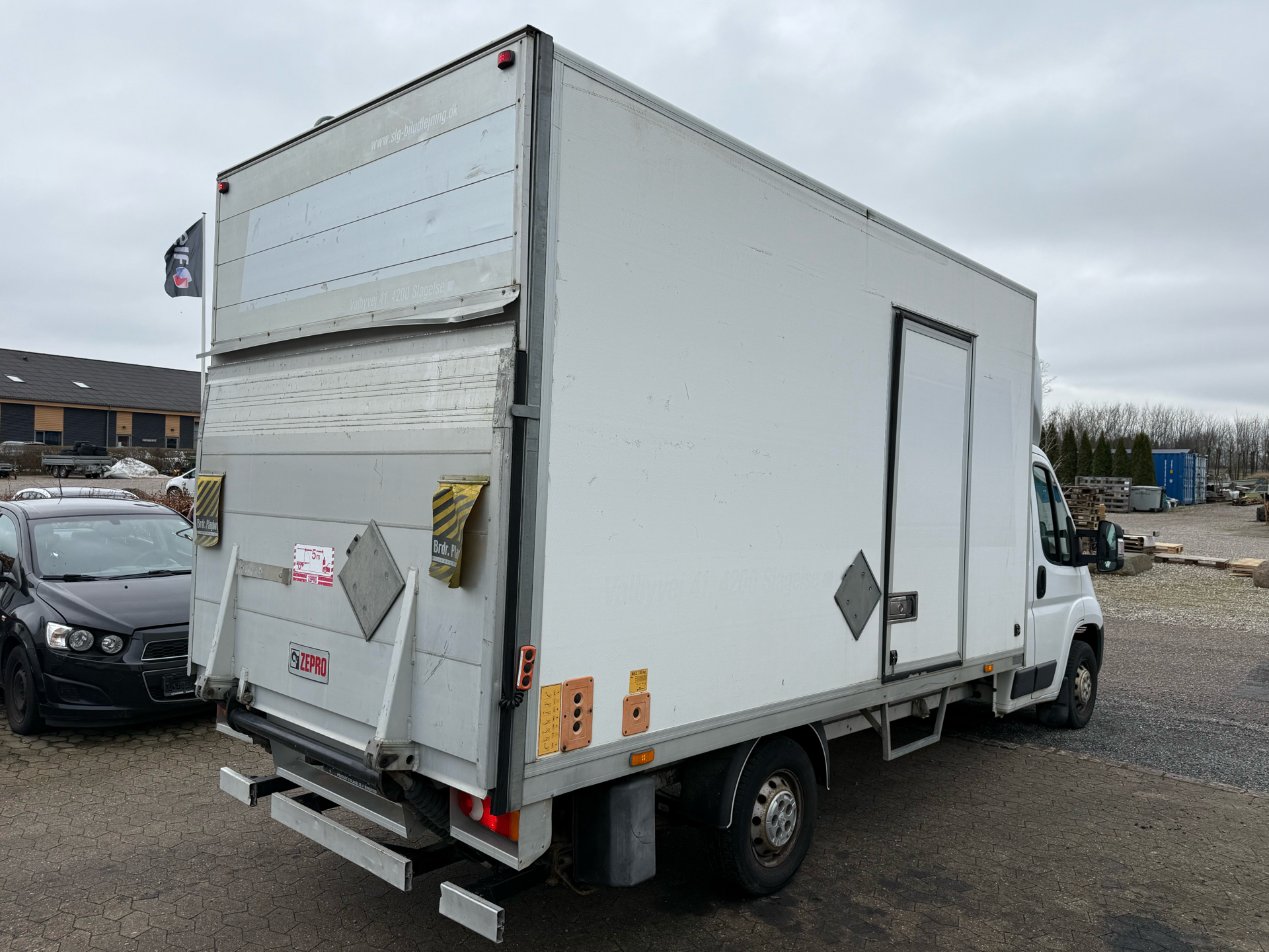 Billede af Peugeot Boxer 335 L3 Alukasse m. Lift 2,2 HDI 150HK Ladv./Chas. Man. 