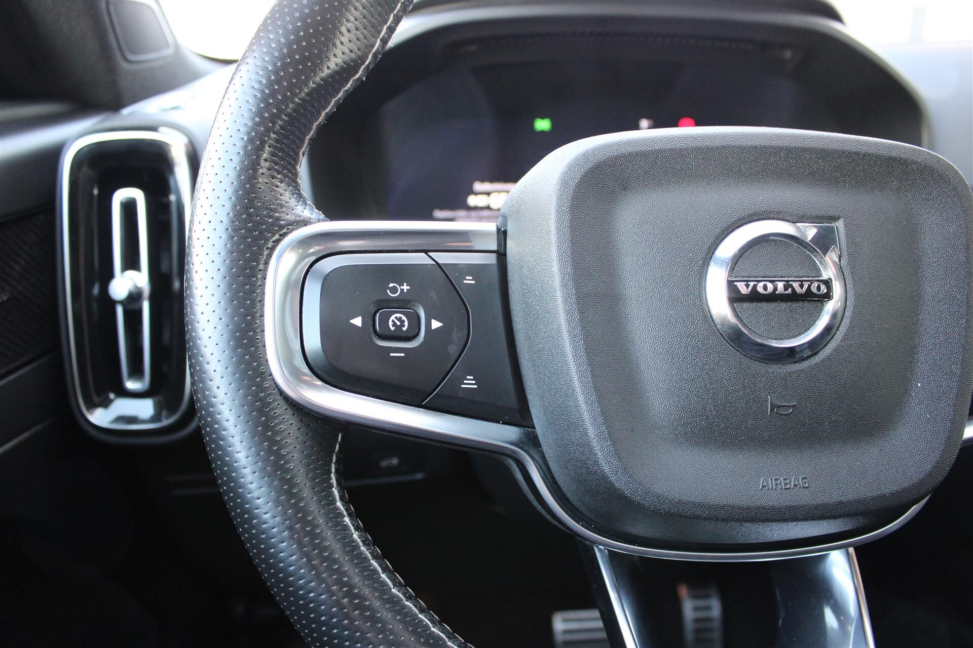 Billede af Volvo XC40 P8 Recharge Twin R-design AWD 408HK 5d Aut.