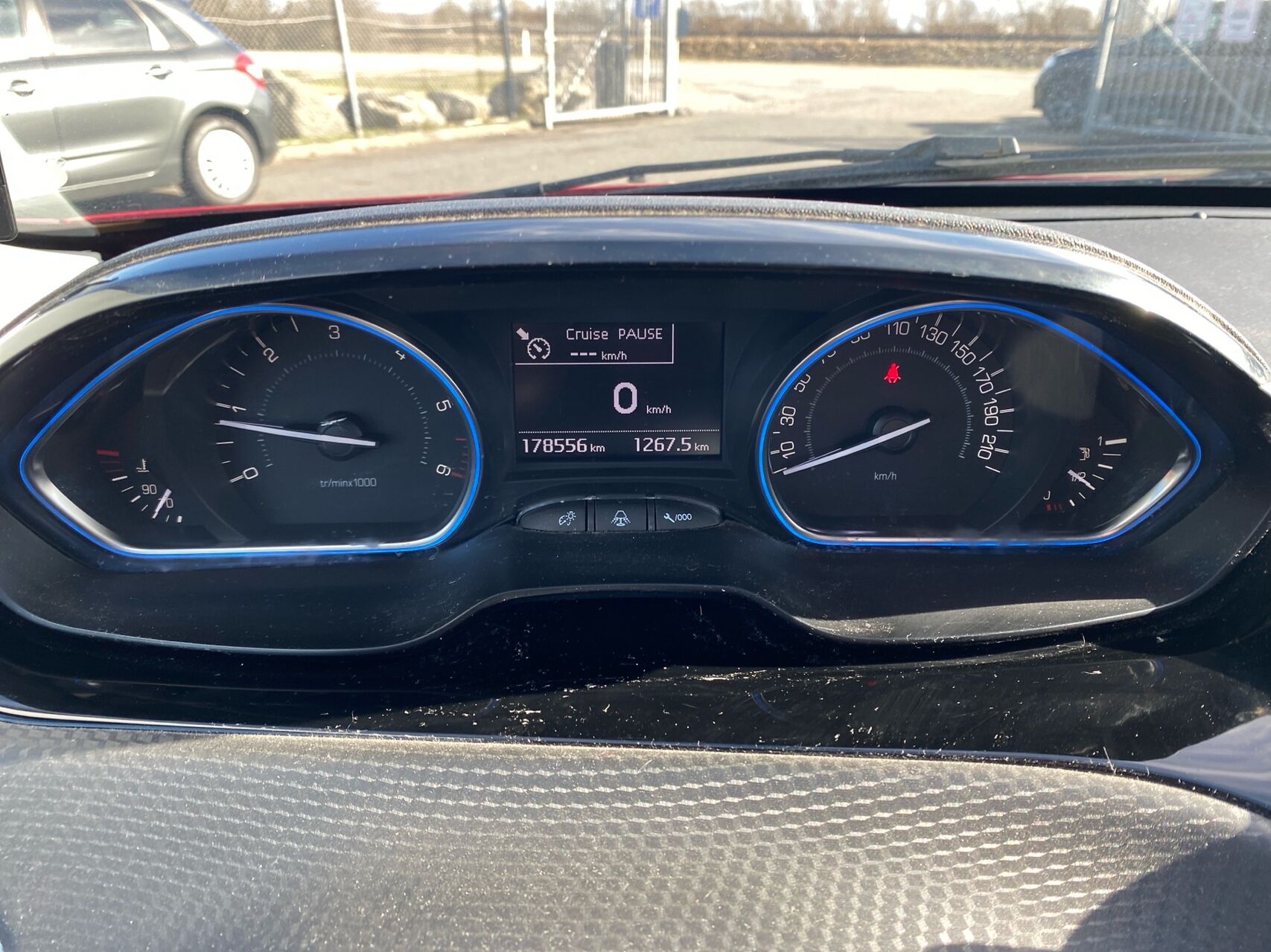 Billede af Peugeot 2008 1,6 BlueHDi Allure Sky 100HK