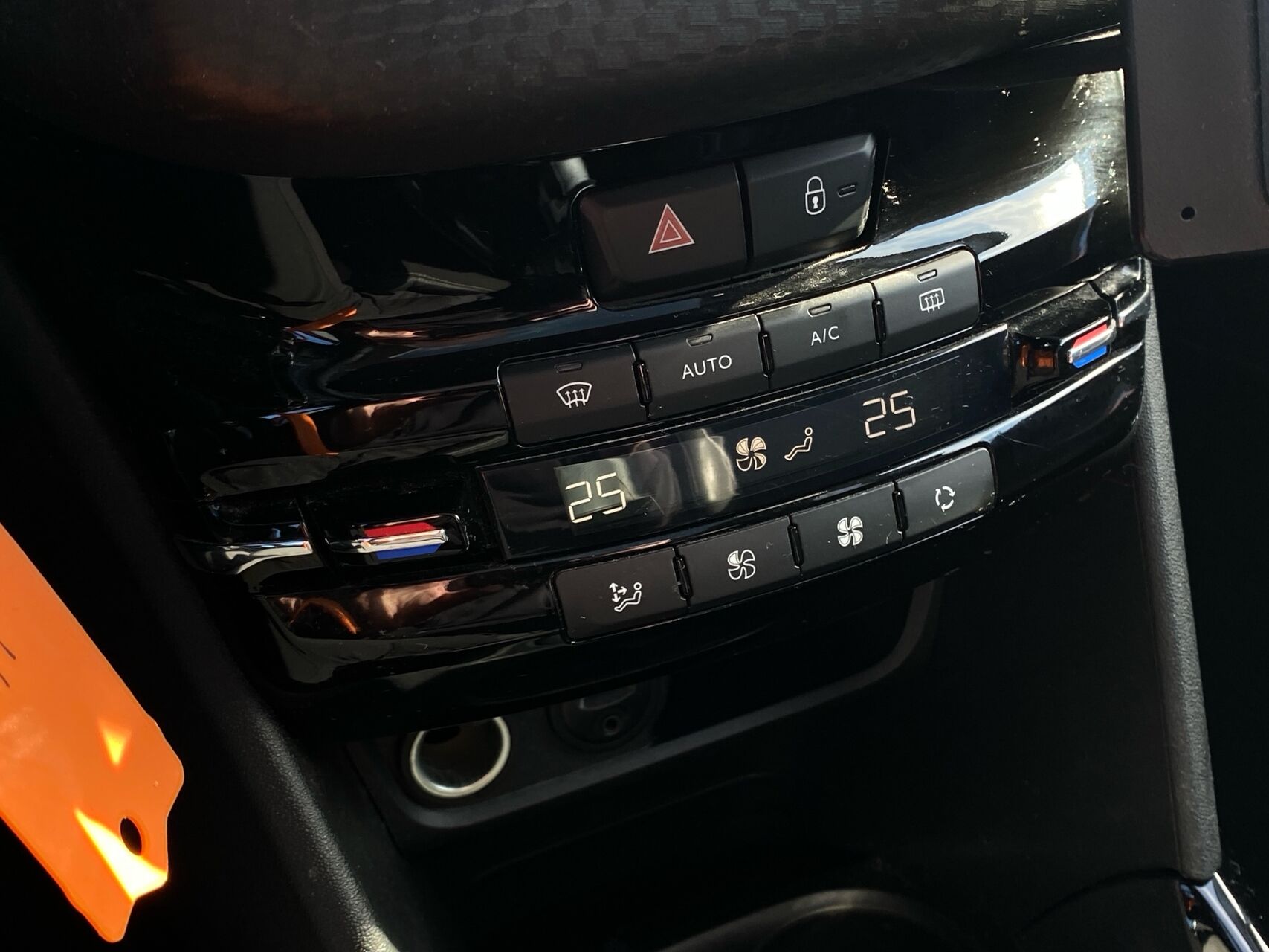 Billede af Peugeot 2008 1,6 BlueHDi Allure Sky 100HK