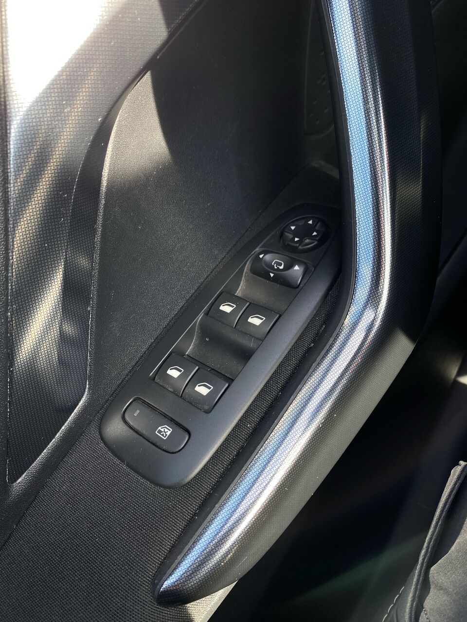 Billede af Peugeot 2008 1,6 BlueHDi Allure Sky 100HK