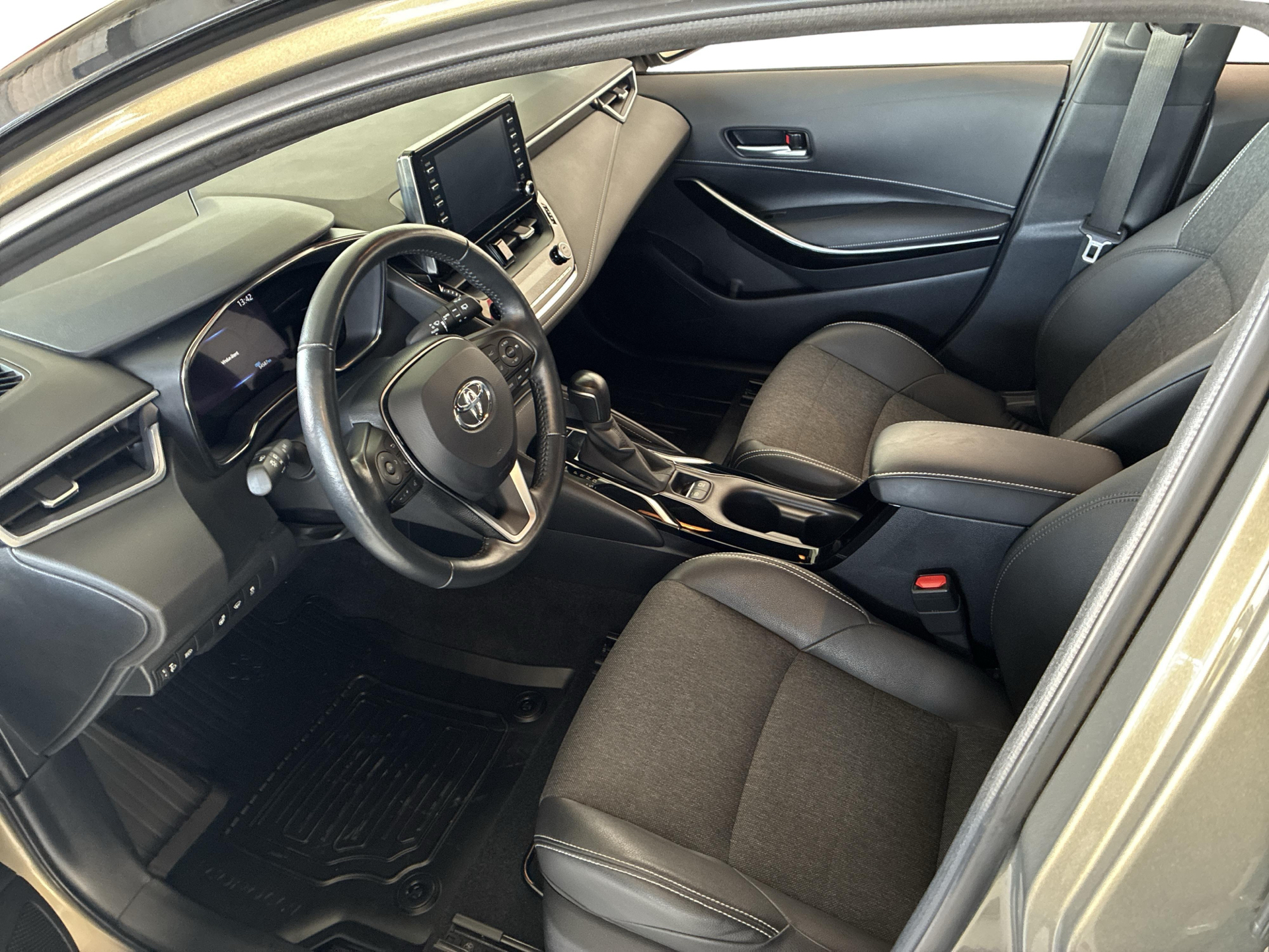 Billede af Toyota Corolla 2,0 Hybrid Active Premium E-CVT 184HK 5d 6g Aut.