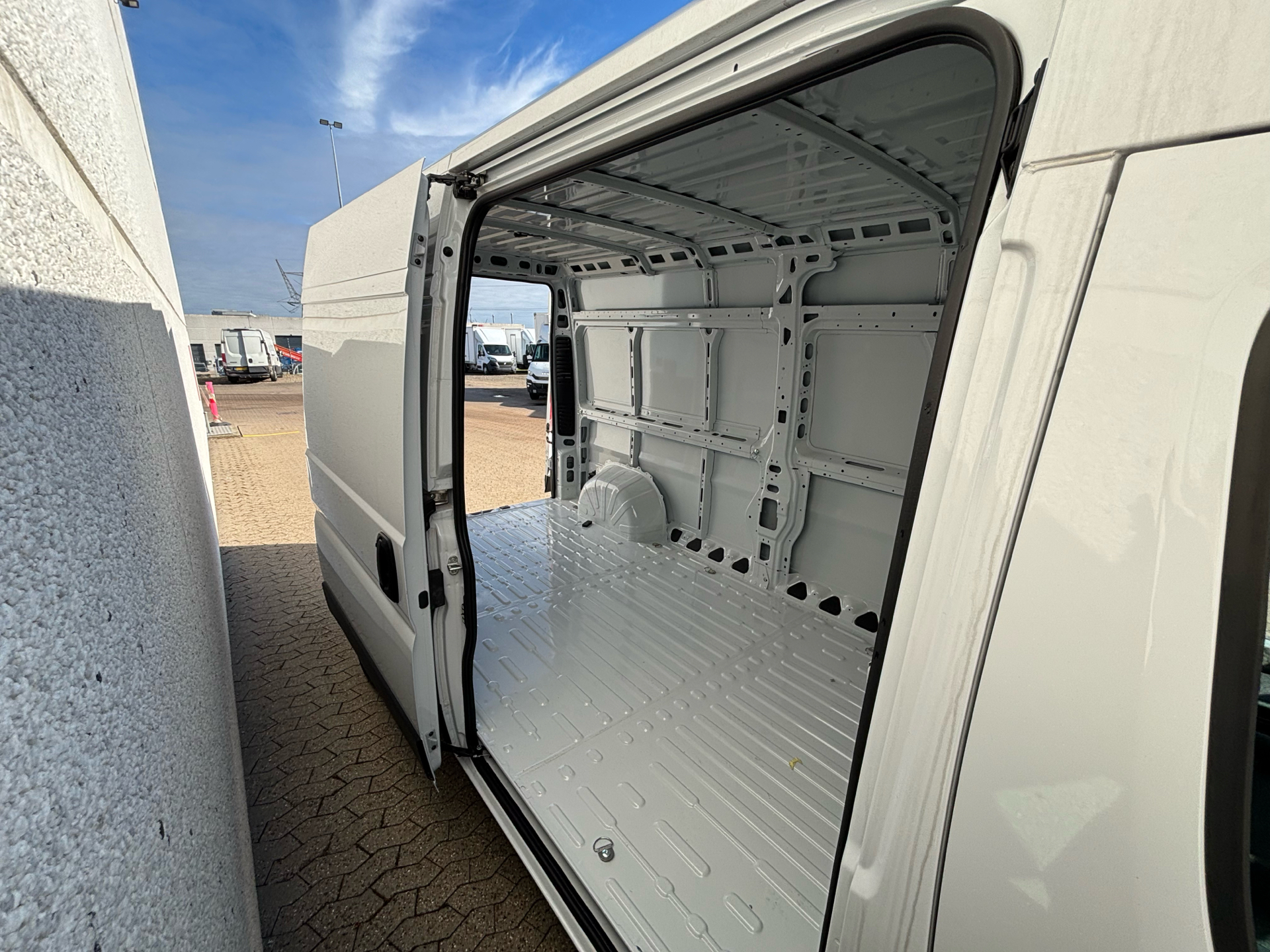 Billede af Fiat Ducato 35M L3H2 2,2 Multijet Pro 180HK Van 8g Aut.