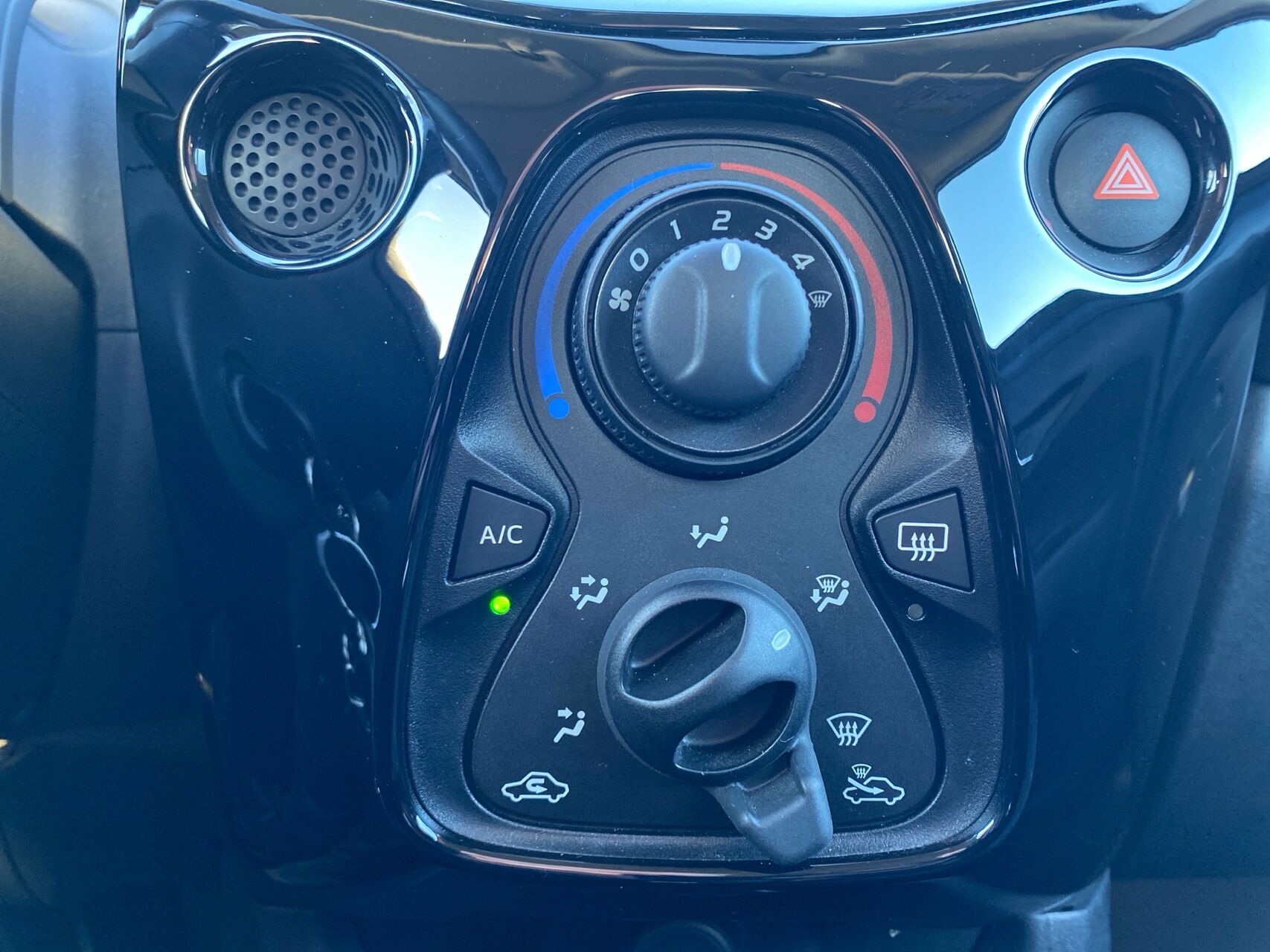 Billede af Peugeot 108 1,0 e-Vti More+ 69HK 5d