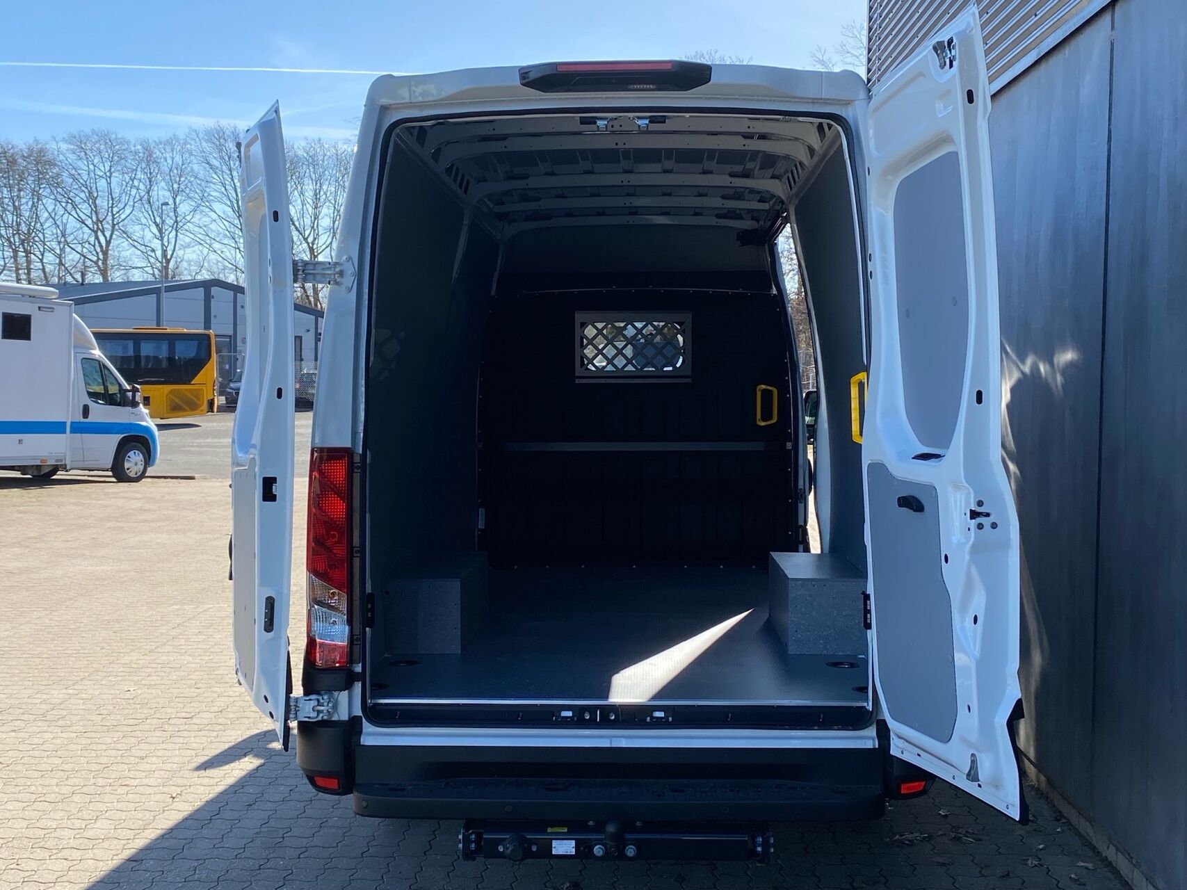 Billede af Iveco Daily 35S18 12m3 3,0 D 180HK Van 8g Aut.