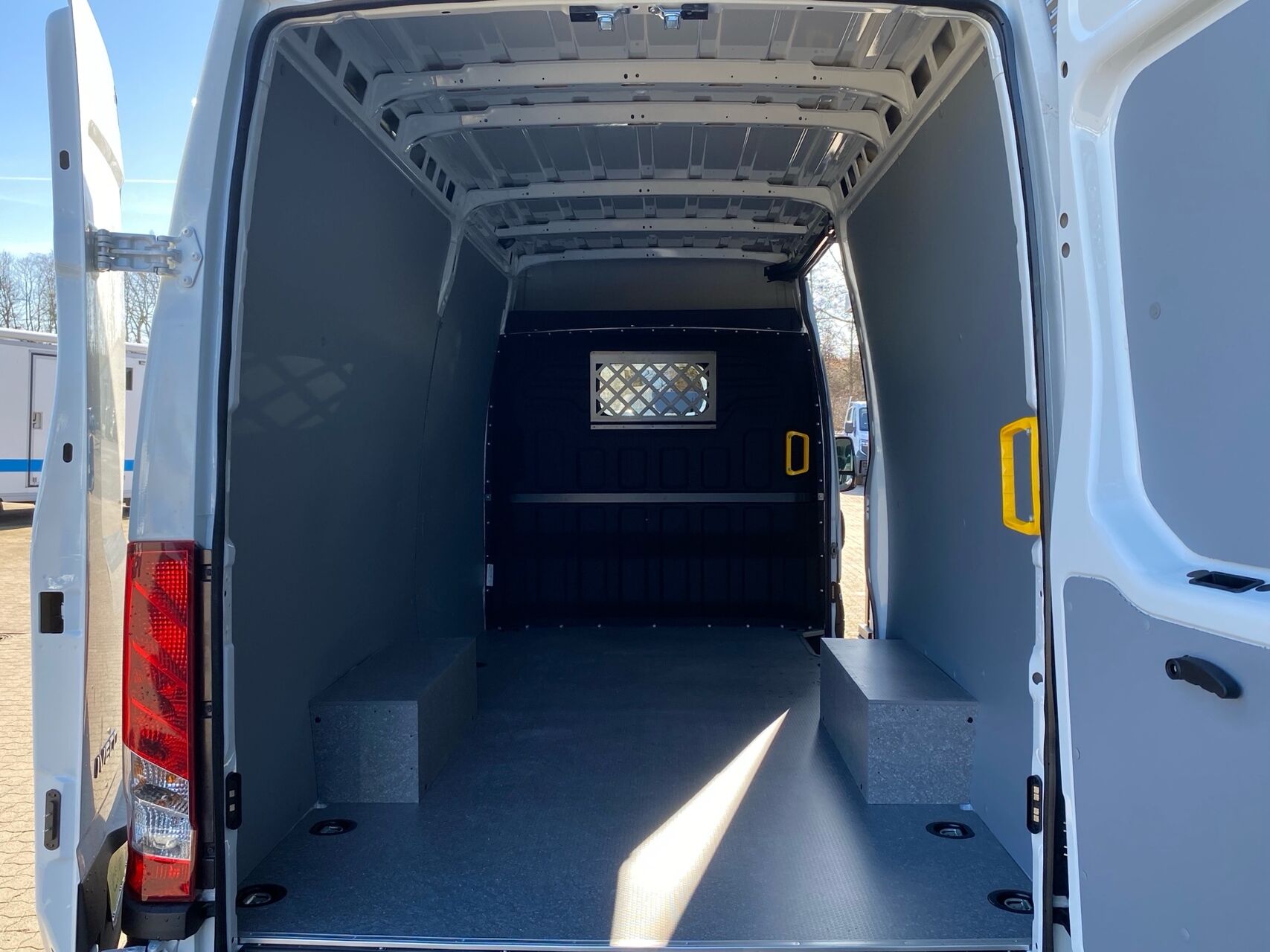 Billede af Iveco Daily 35S18 12m3 3,0 D 180HK Van 8g Aut.